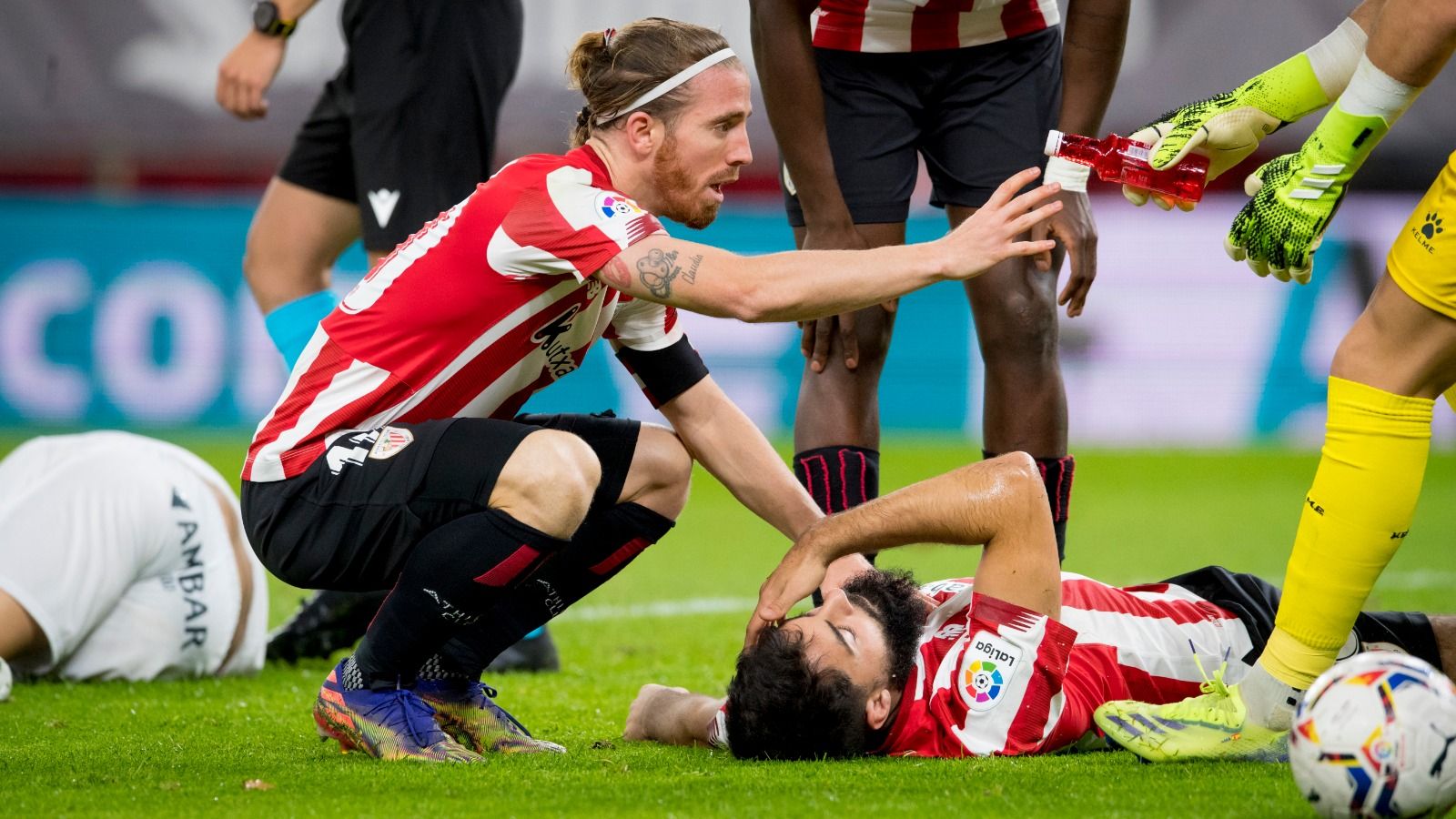  Iker Muniain atiende al 'Búfalo' Villalibre tras su fuerte choque.