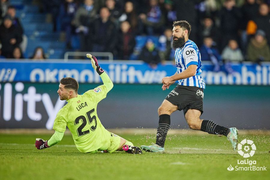  El 'Búfalo' Asier Villalibre bate al meta del Eibar Luca Zidane.