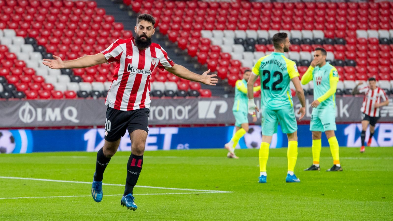  Asier Villalibre celebra su buen gol ante el Granada en San Mamés.