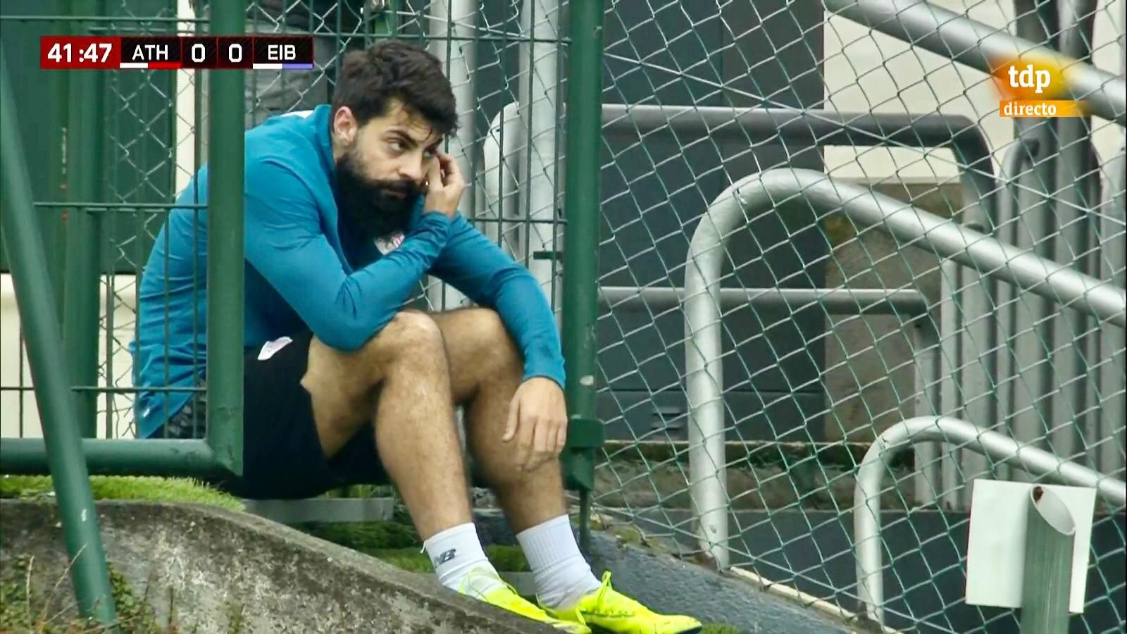Teledeporte pillaba a Asier Villalibre viendo al Athletic Club Femenino.