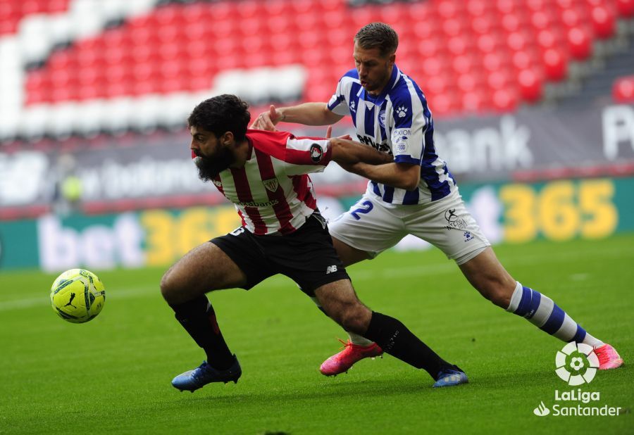 El 'Búfalo' Villalibre intenta zafarse de la presión de un rival babazorro.