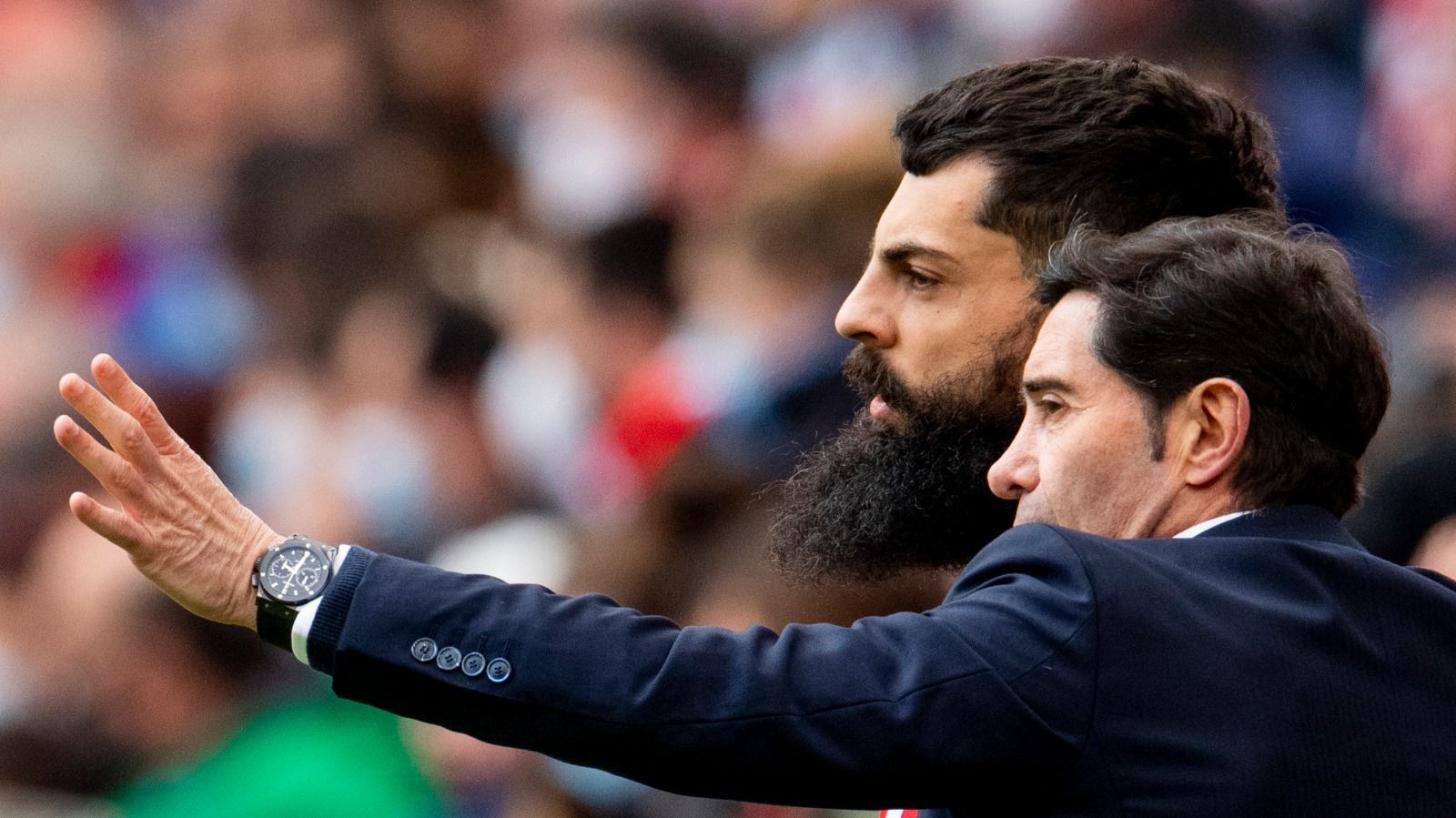 Marcelino da instrucciones a Asier Villalibre para salir ante el Elche en San Mamés.