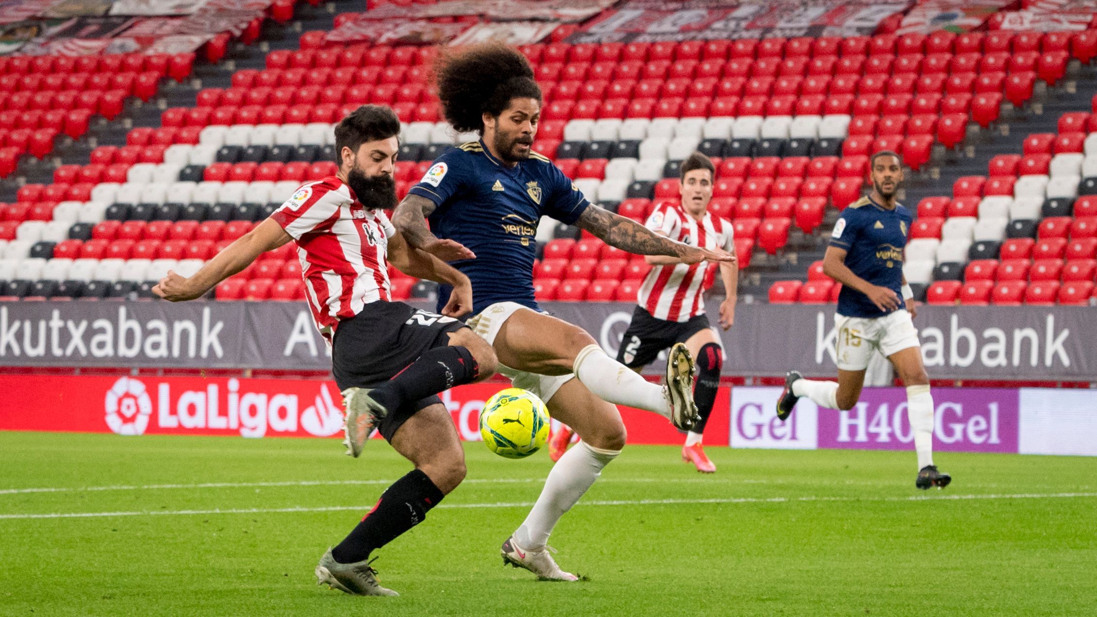  Villalibre lucha con Aridane ante Osasuna en San Mamés.