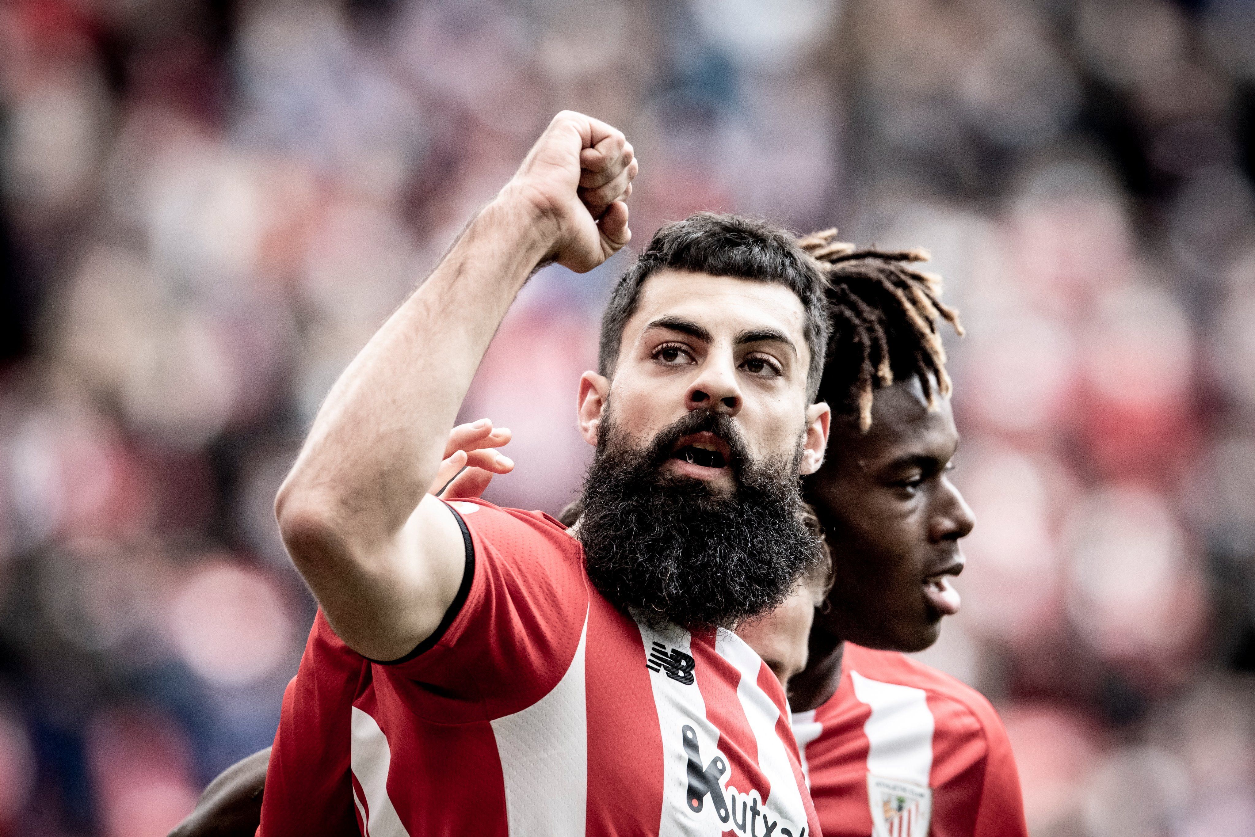 Asier Villalibre celebra con Nico Williams su gol al Elche en San Mamés.