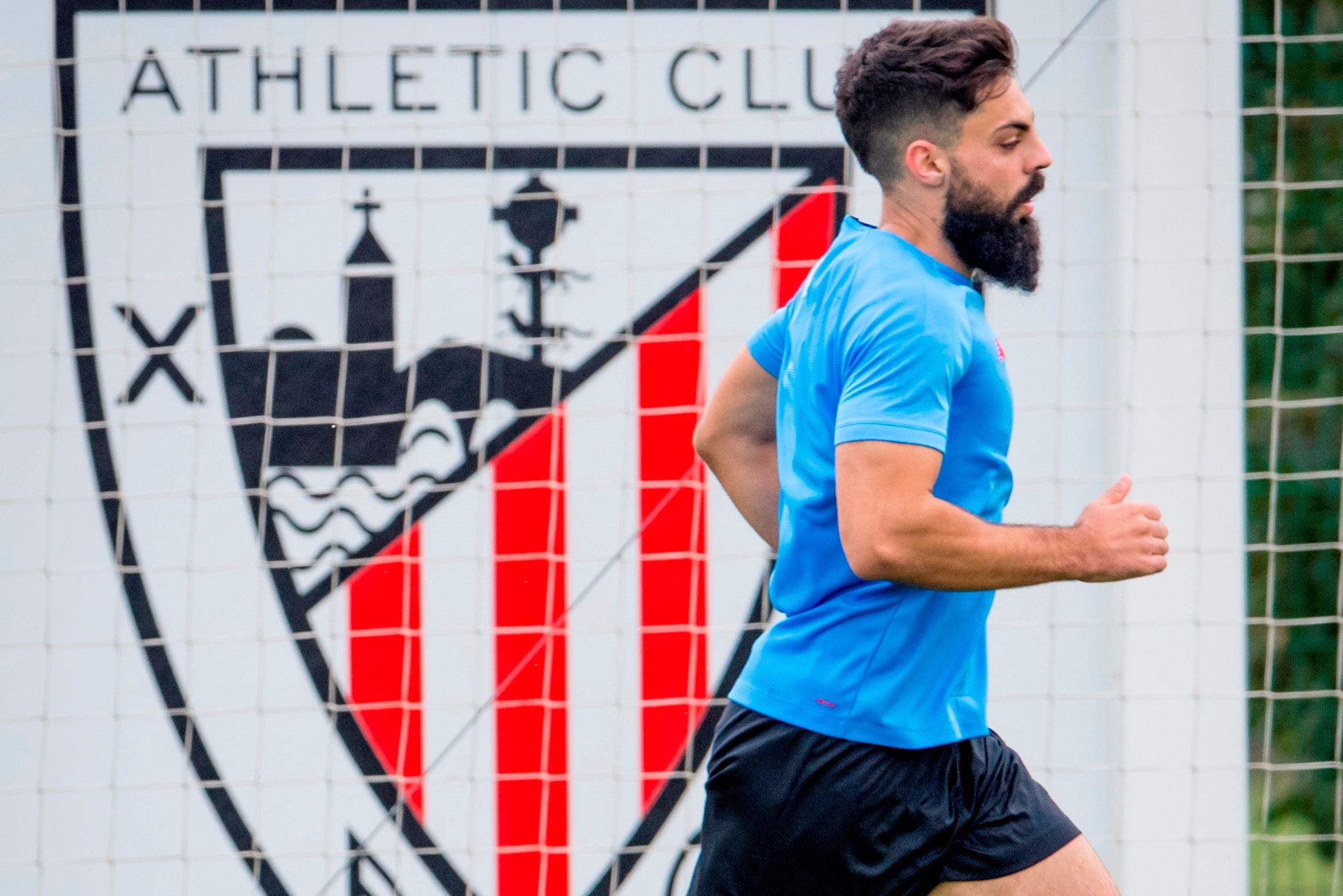 El delantero Asier Villalibre entrenando en Lezama.