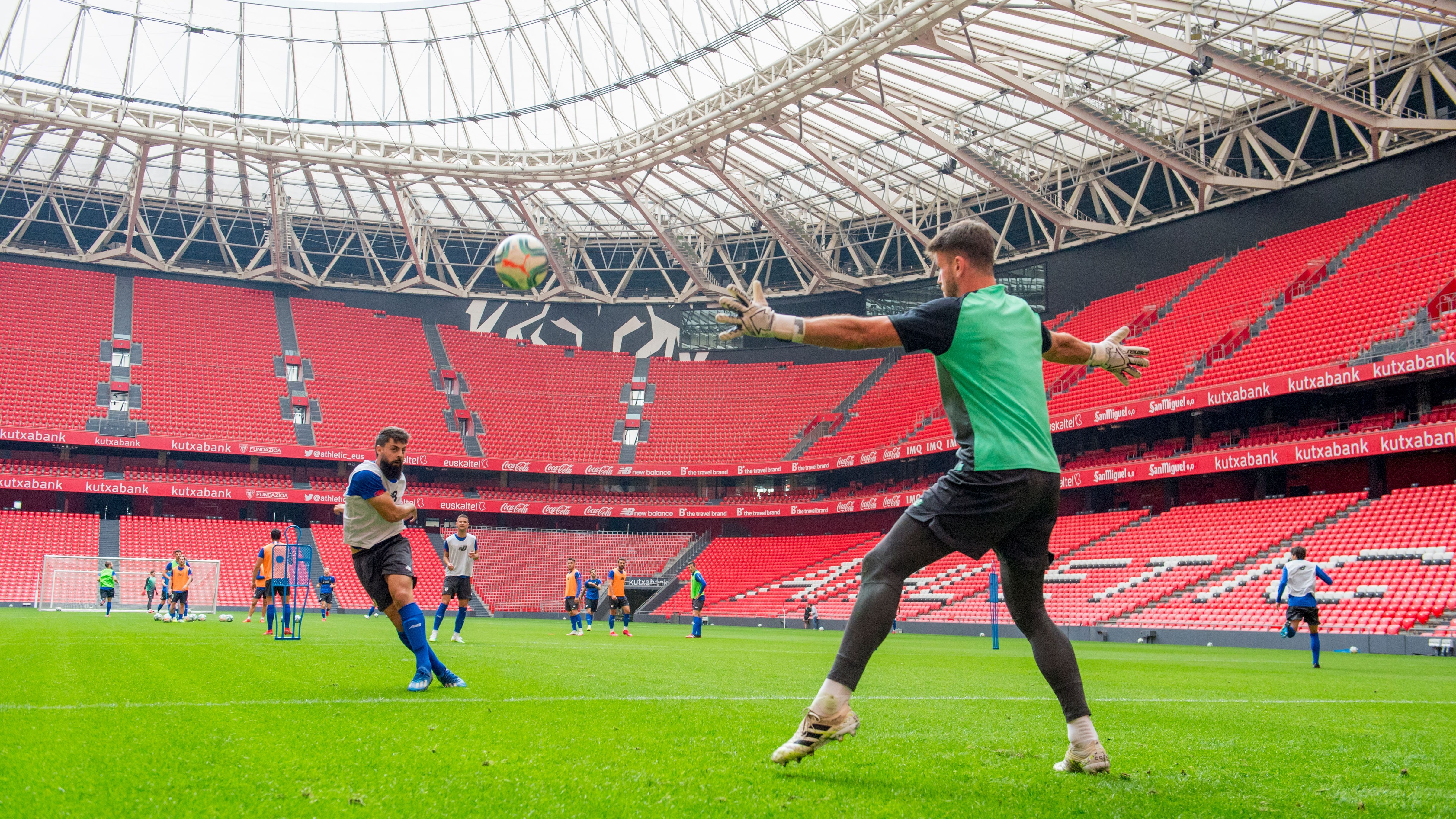  Asier Villalibre, hoy baja, remata sobre Unai Simón entrenando en San Mamés.