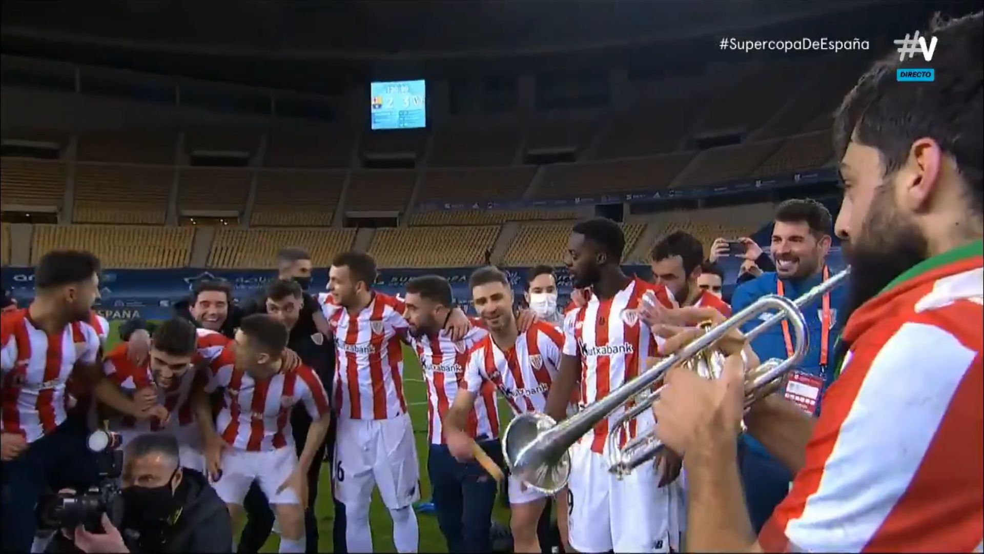  Asier Villalibre toca la trompeta en la celebración sevillana del Athletic Club.