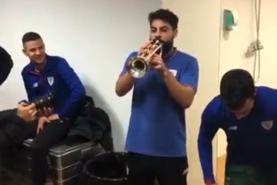  Asier Villalibre tocando la trompeta en la fiesta de los leones en Los Cármenes.