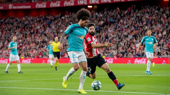  Asier Villalibre pelea con el canario Aridane en San Mamés.