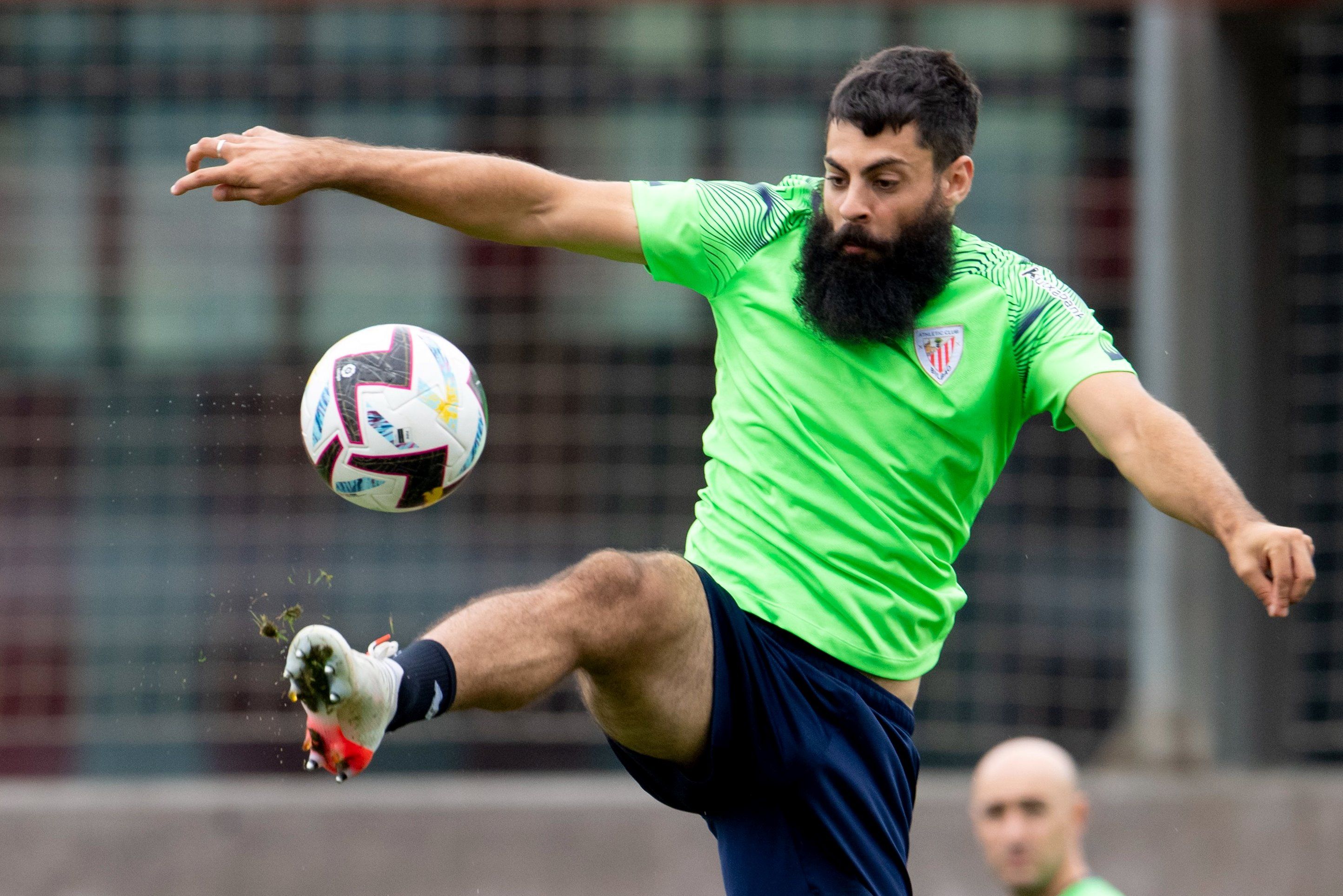  Control aéreo del 'Búfalo' Asier Villalibre en Lezama.