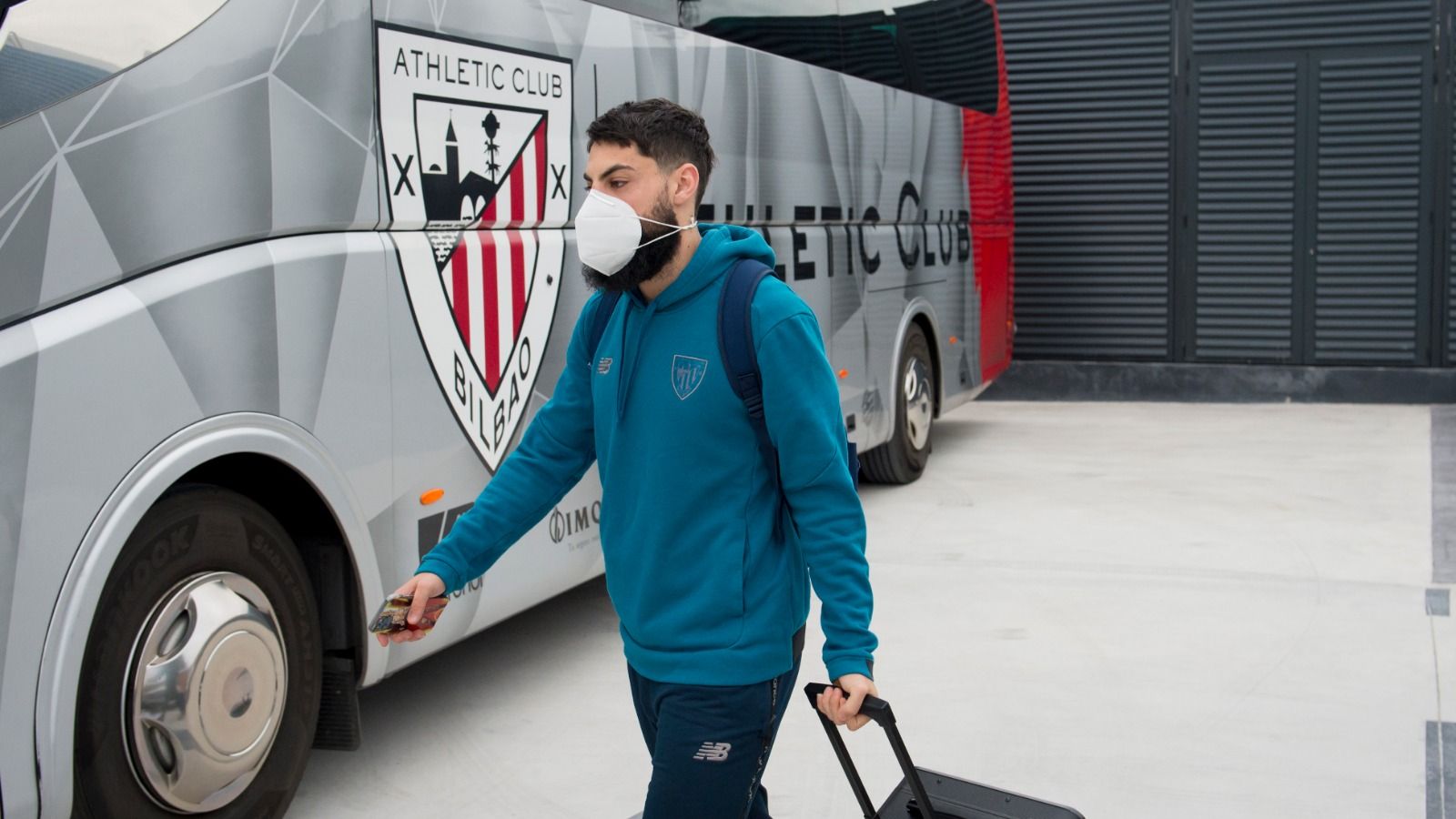  Asier Villalibre pasa camino del autobús del equipo rojiblanco.