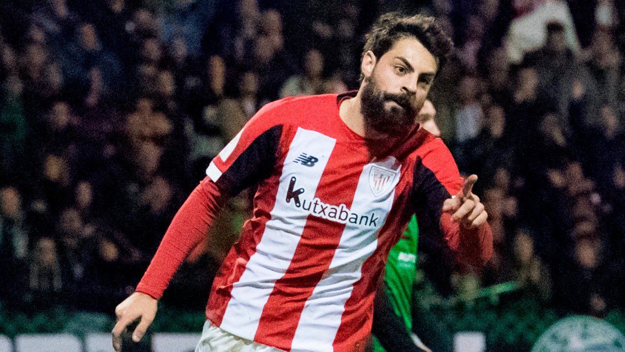  Asier Villalibre celebra uno de sus goles al Sestao River en 2020 en Las Llanas.