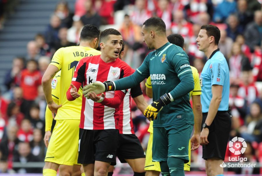  El deustuarra Iñigo Córdoba dialoga con Sergio Asenjo en un partido disputado en San Mamés.