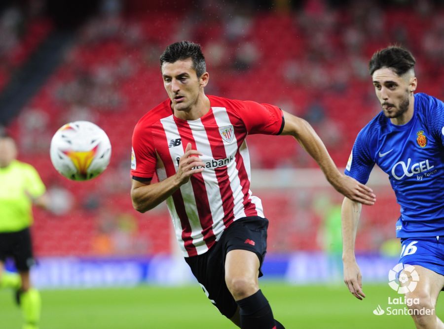  Dani Vivian avanza con el balón durante el partido ante el Mallorca.