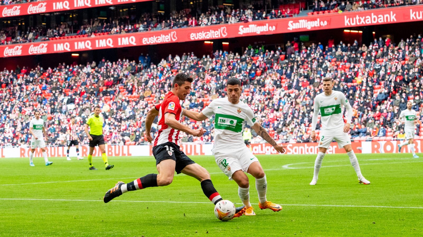  Daniel Vivian fue titular ante el Elche en San Mamés.