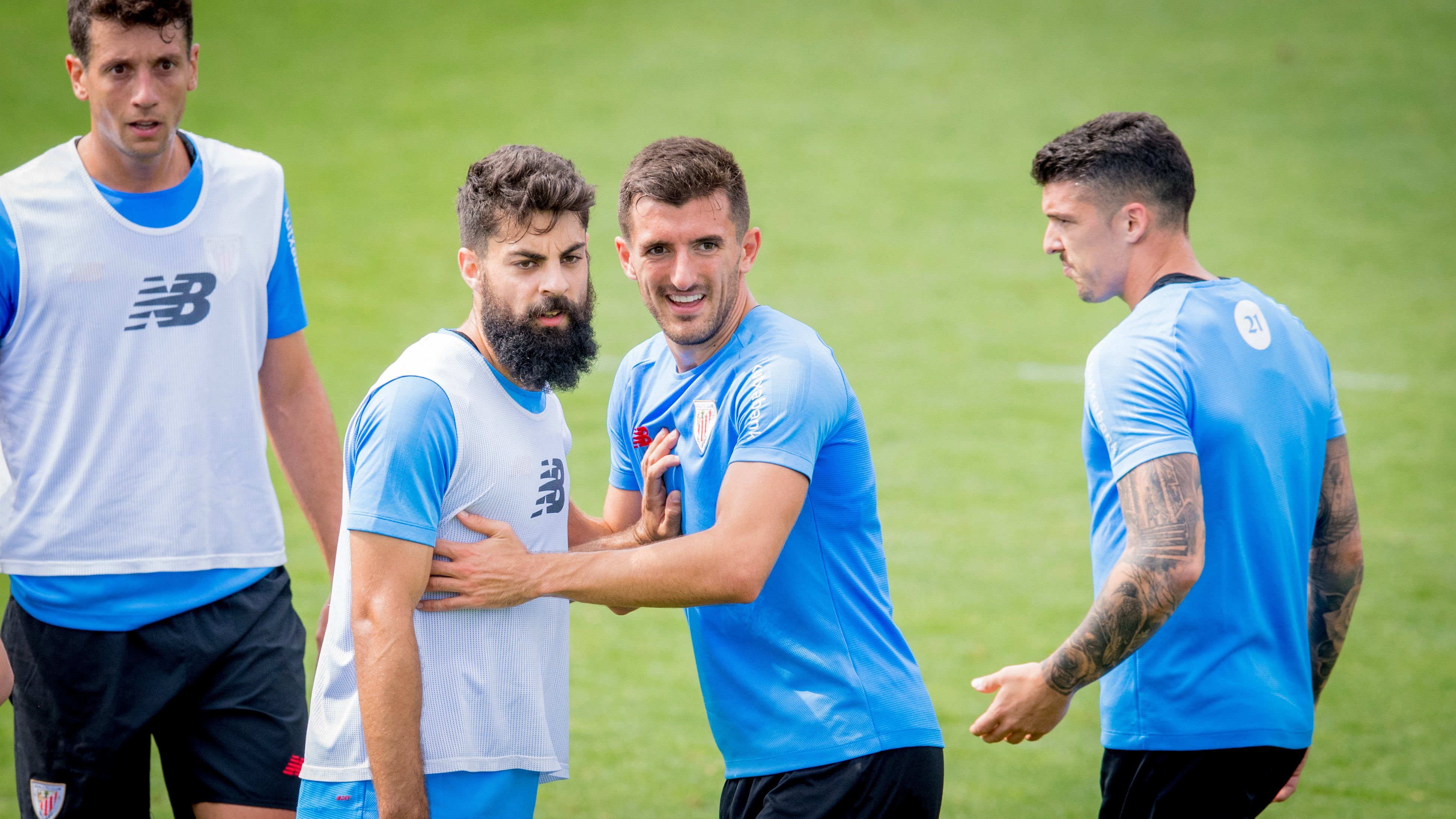 Asier Villalibre y Dani Vivian en plena pugna por la posición entrenando en Lezama.