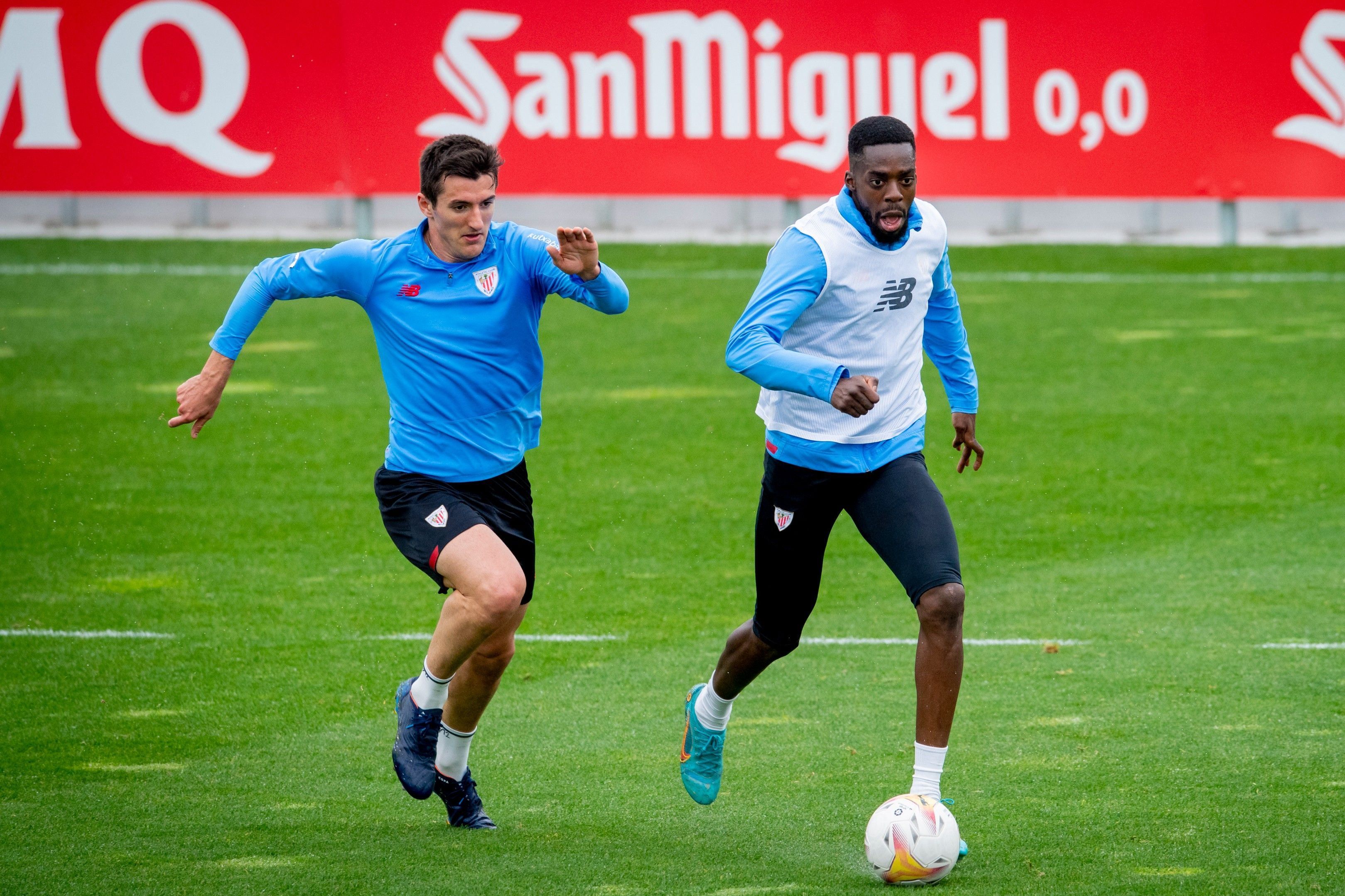 Dani Vivian e Iñaki Williams pugnan por el balón en una sesión de trabajo de los de Marcelino en Lezama.