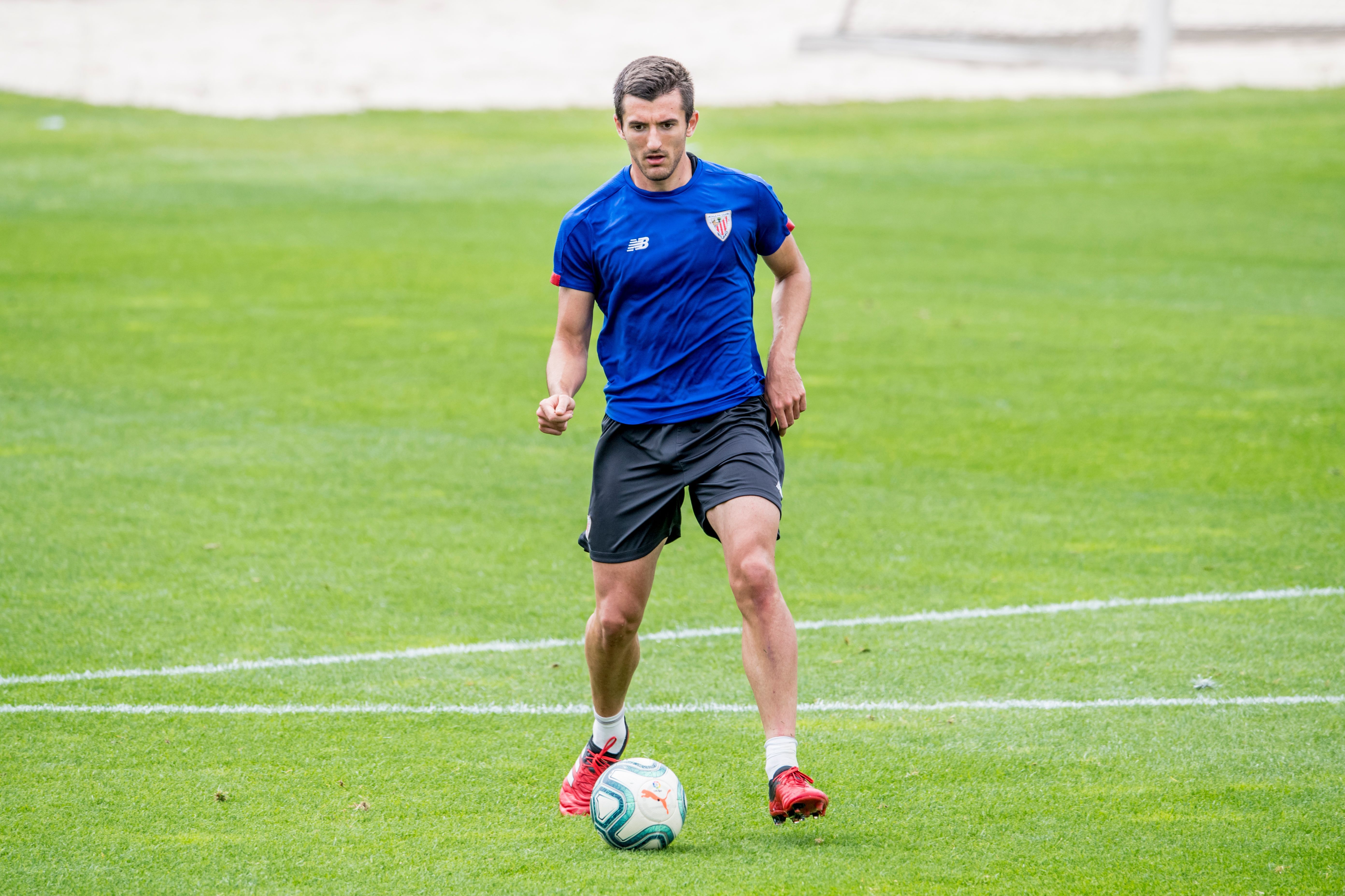  El defensa alavés Daniel Vivian entrenando con el primer equipo en Lezama.