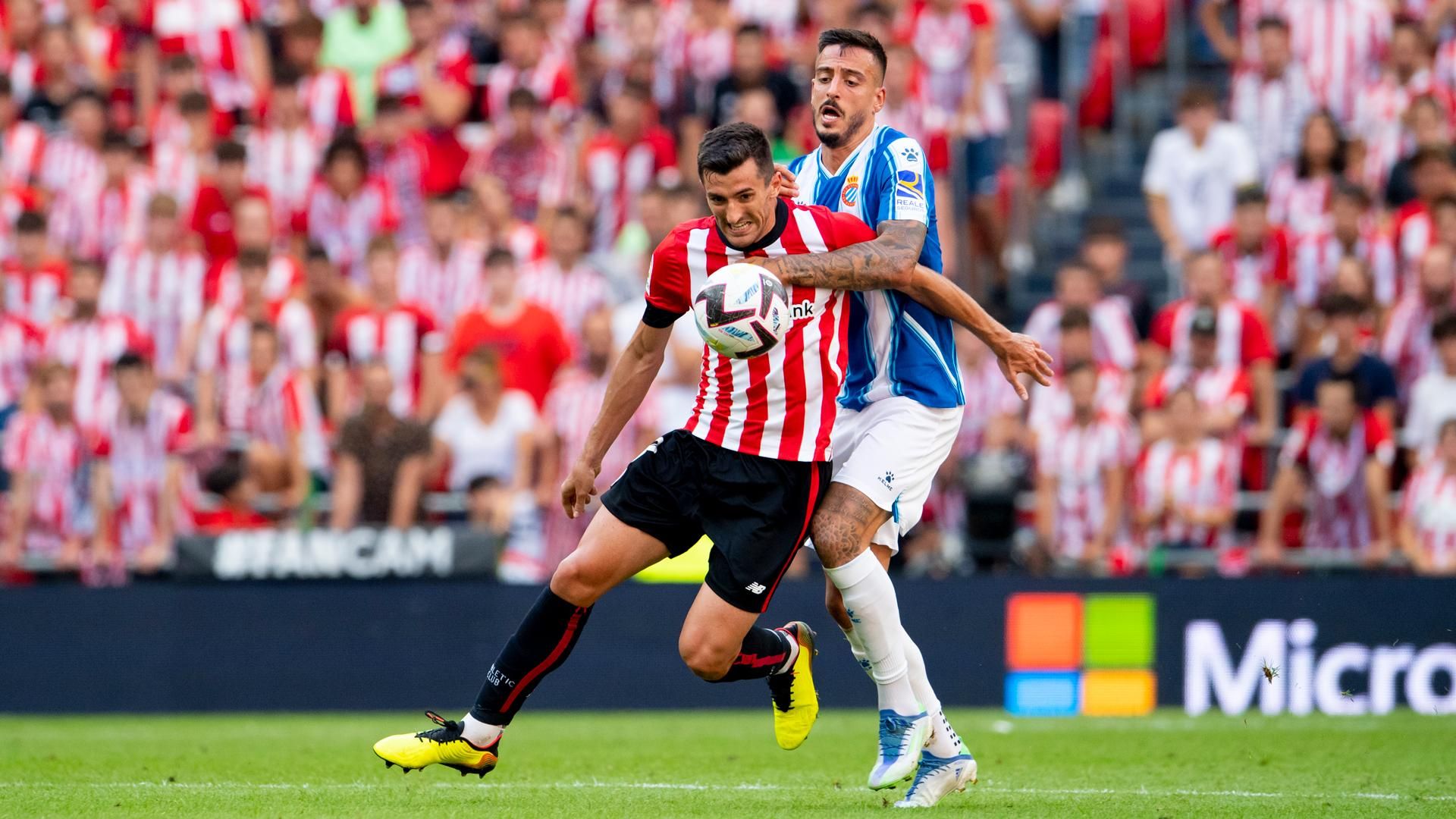  Daniel Vivian pelea por la pelota en San Mamés ante el RCD Espanyol.