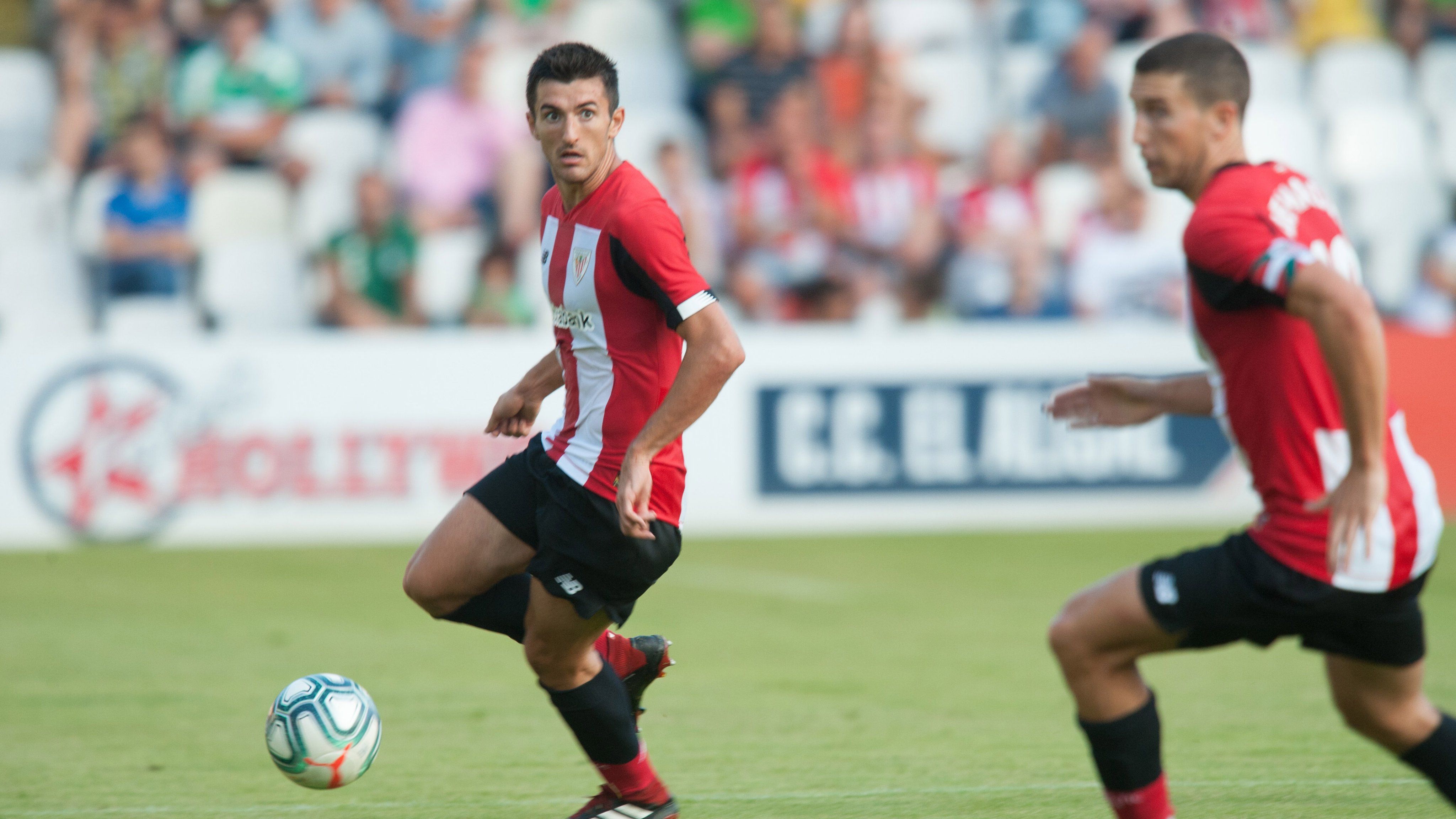 Daniel Vivian, durante un partido amistoso con el primer equipo del Athletic.