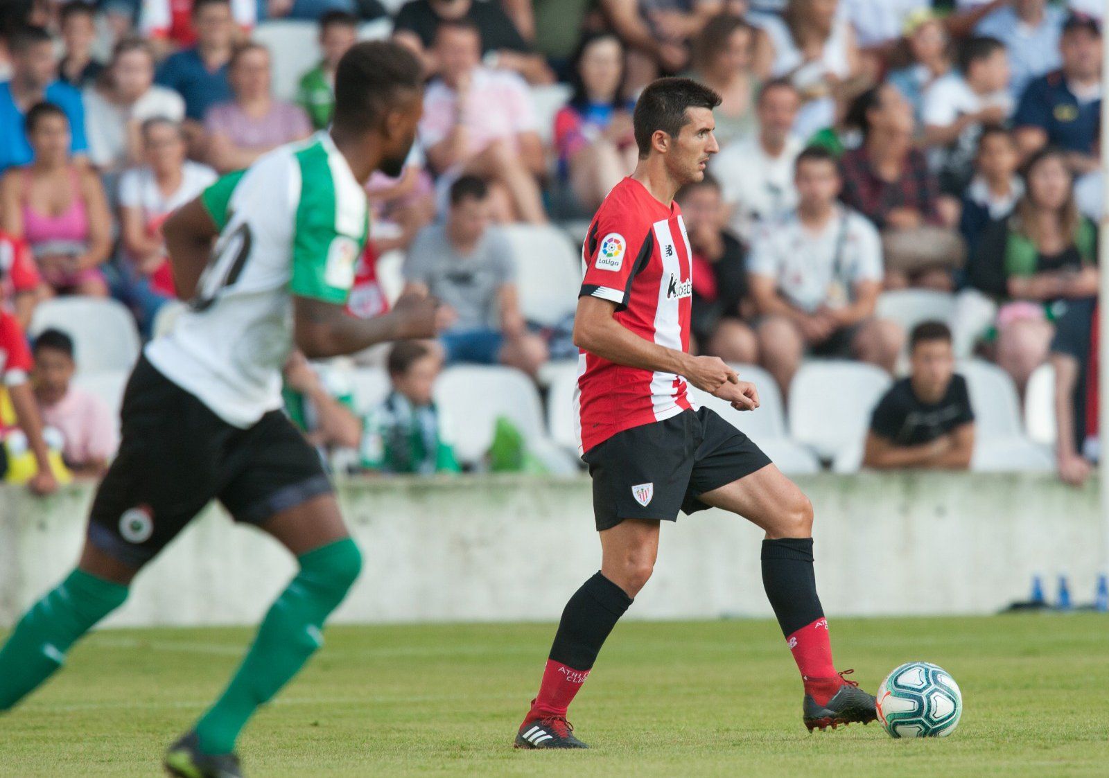  Daniel Vivian la lleva en un duelo ante el Racing de santander en una pretemporada