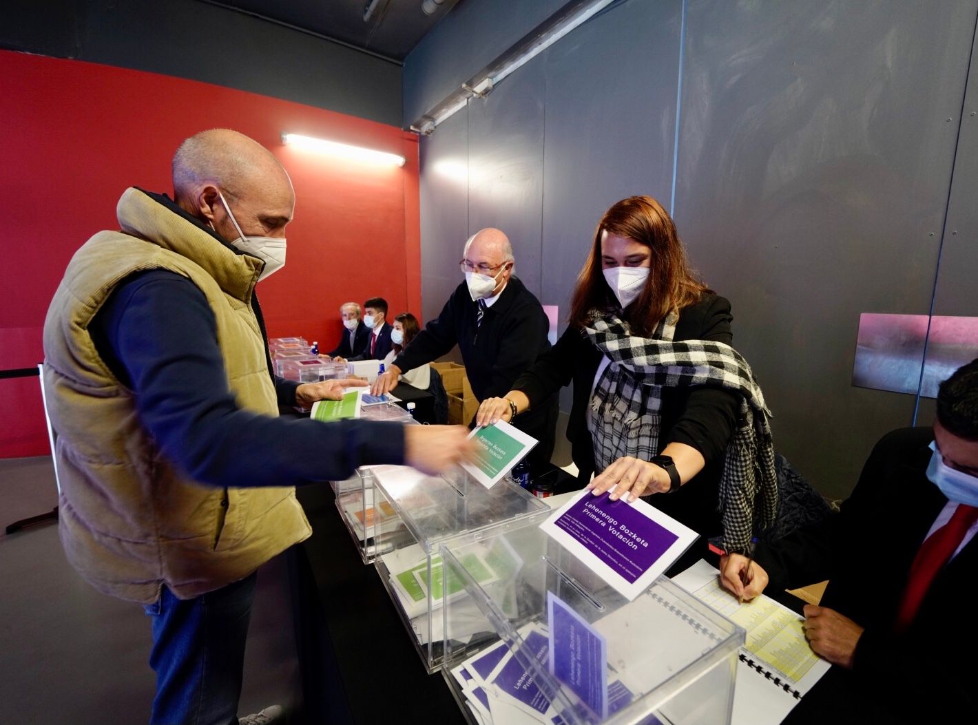 Un votante en las urnas de la Asamblea General Ordinaria.