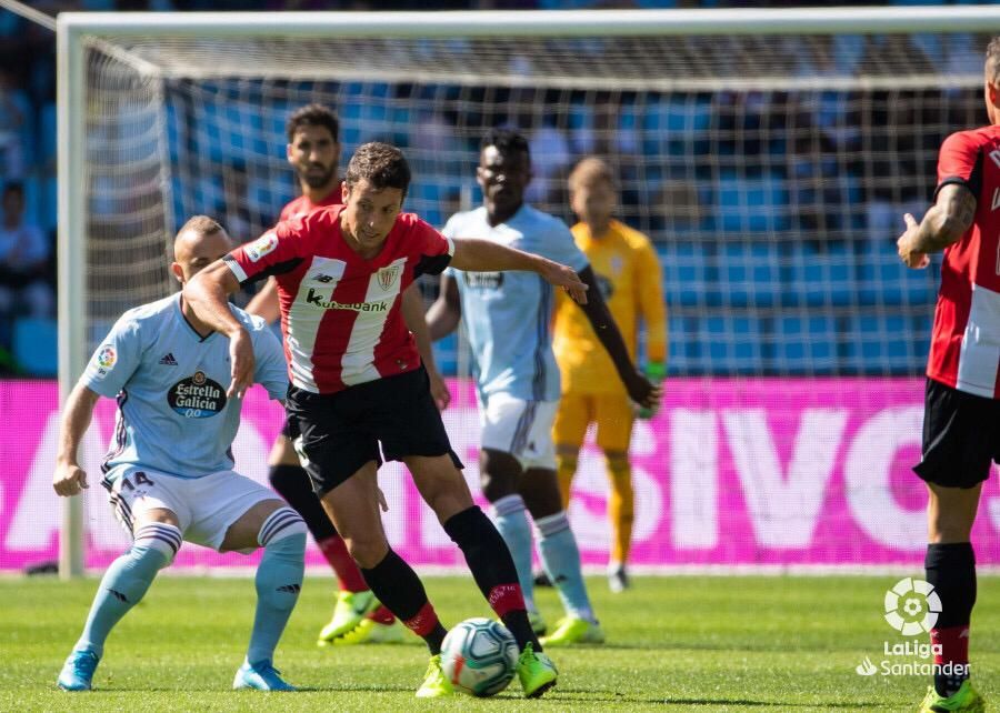  La gran novedad, Mikel Vesga, protege el cuero ante el celeste Lobotka.