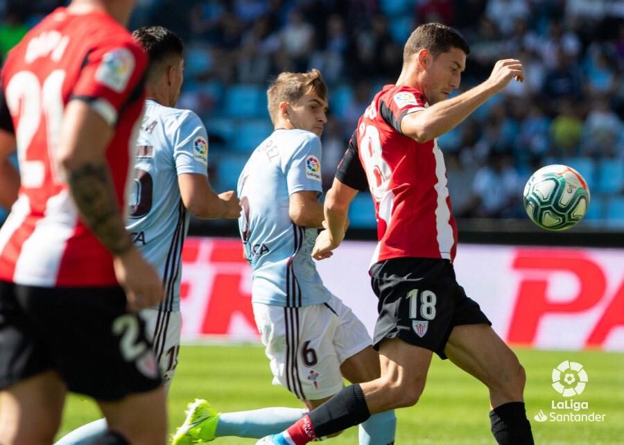 De Marcos protege el balón ante Denis Suárez.