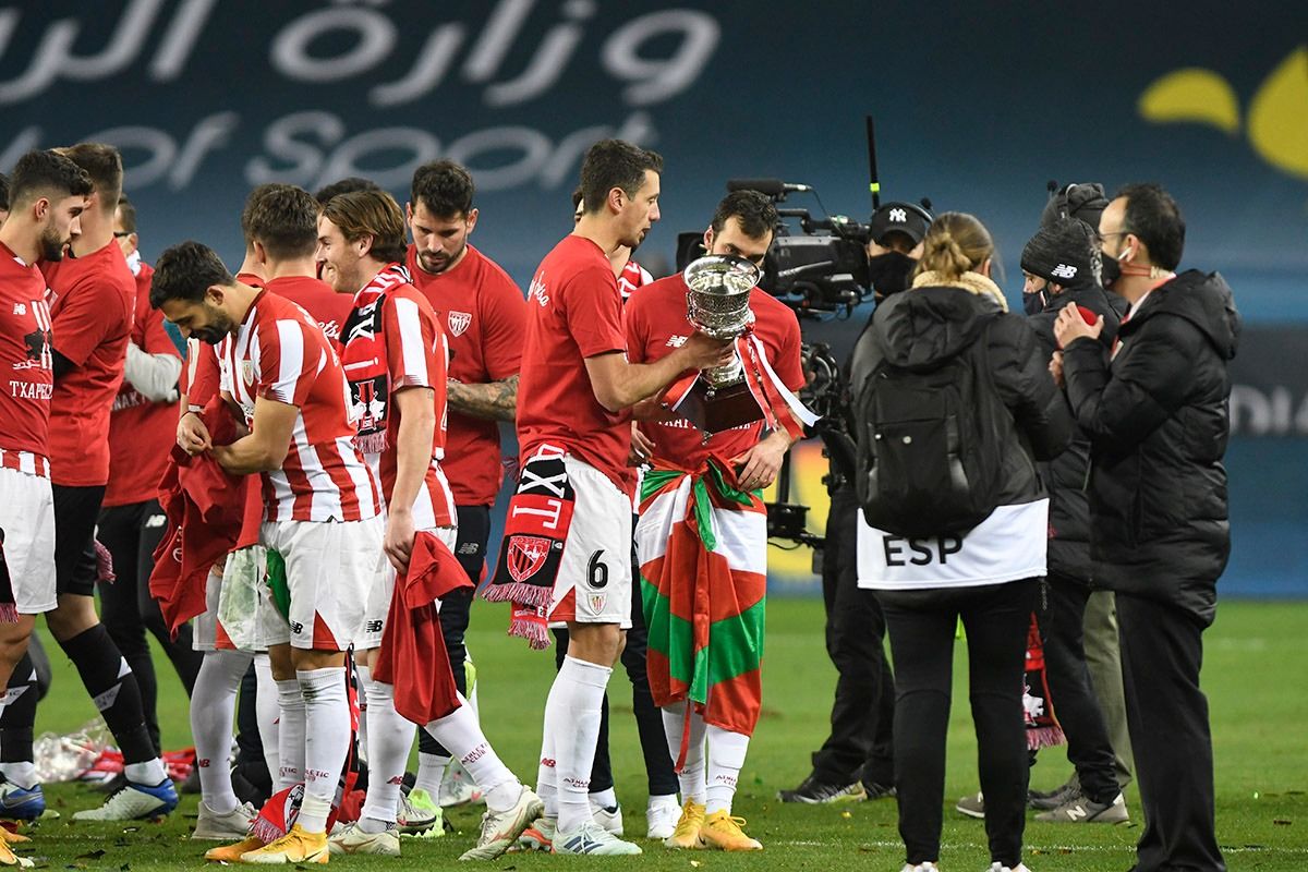  Mikel Vesga y Lekue le echan un ojo al trofeo de la Supercopa.