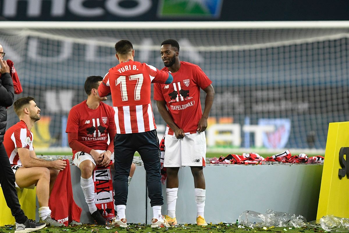 Iñaki Williams habla con Yuri Berchiche tras ganar la Supercopa en Sevilla.