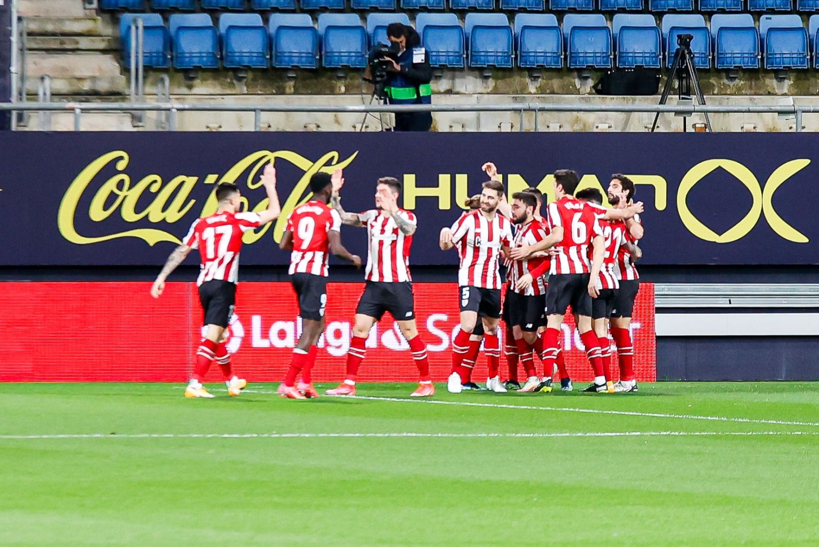 La plantilla del Athletic, celebrando uno de los goles al Cádiz.