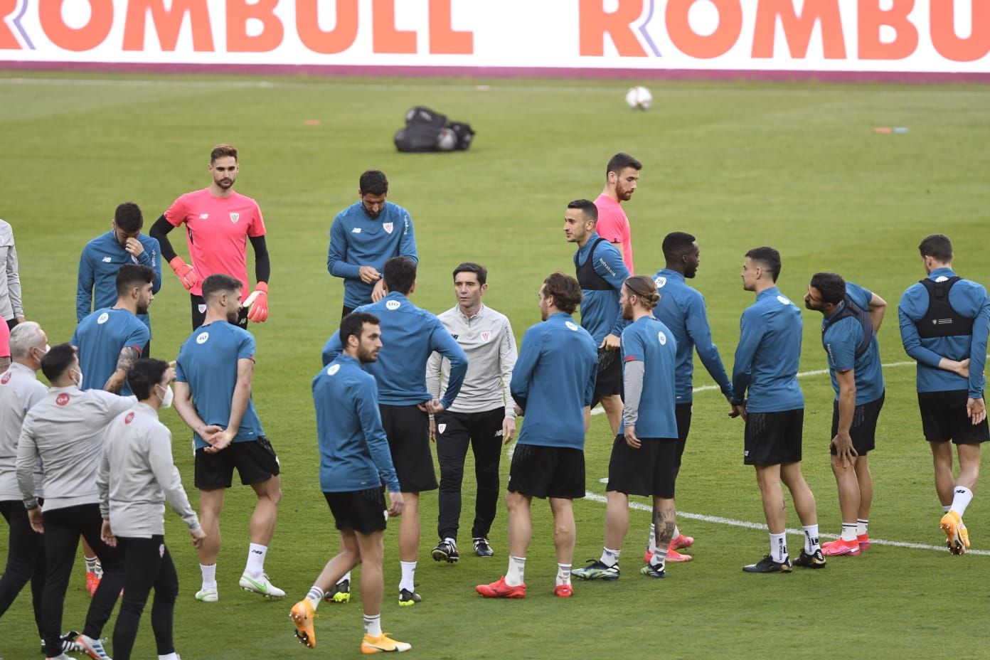  Marcelino con su plantilla en La Cartuja.