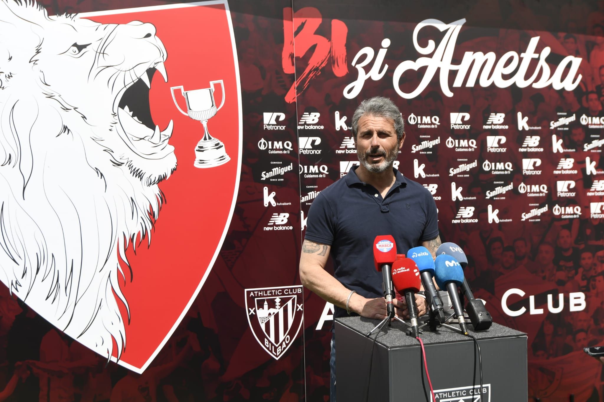  Rafa Alkorta, director deportivo del Athletic Club, atiende a la prensa.
