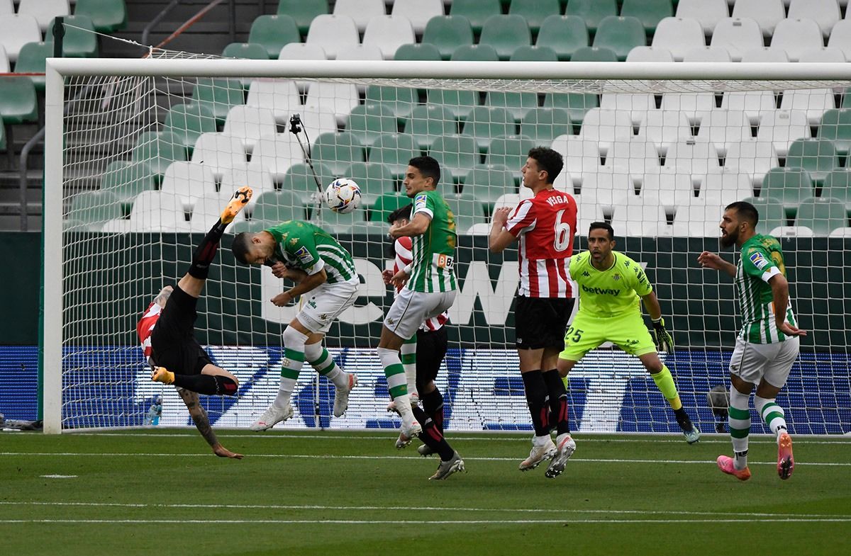 Intento acrobático de remate de Unai Núñez en el Betis - Athletic que acabó en 'juego peligroso' .