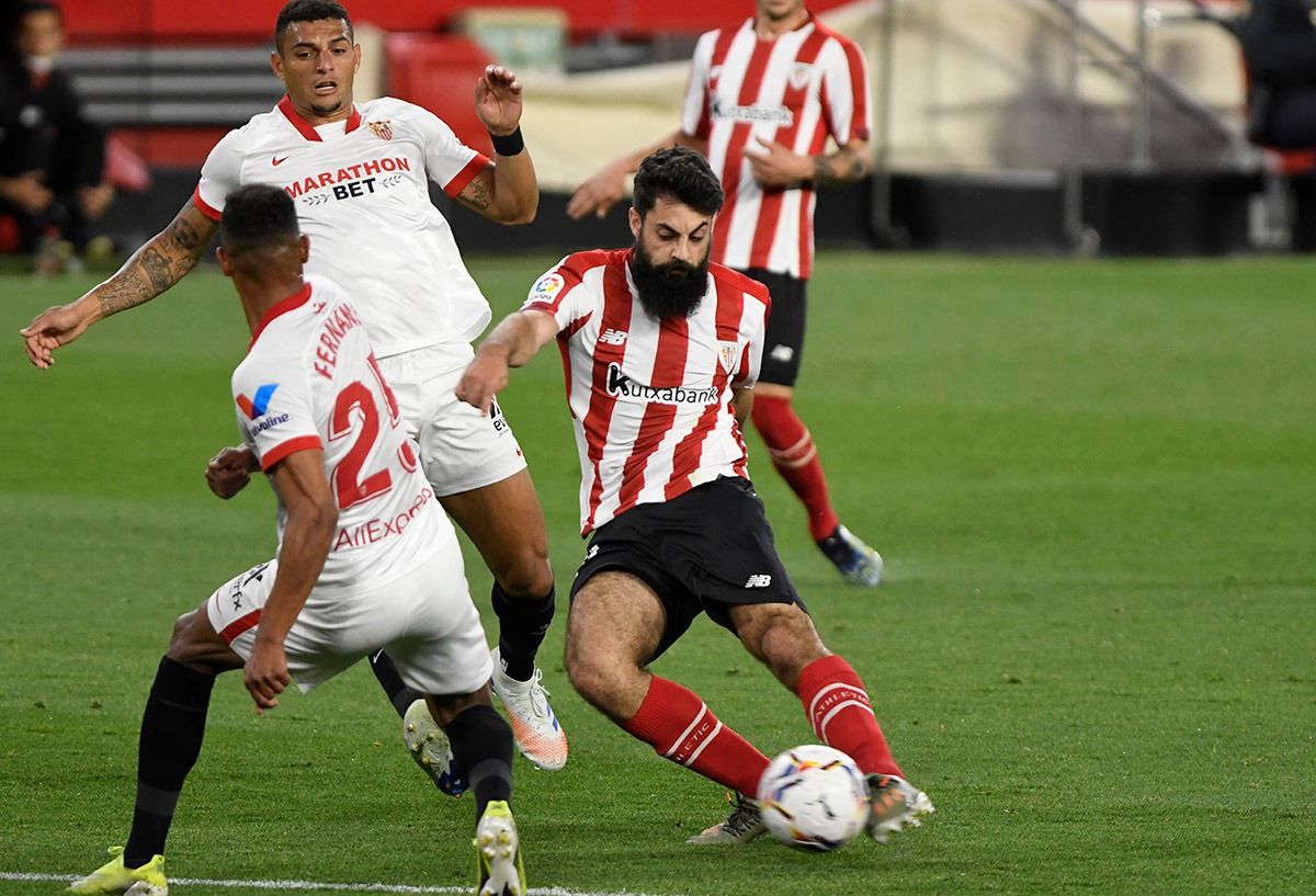 Asier Villalibre se faja con ganas ante el Sevilla FC en el Sánchez-Pizjuán.