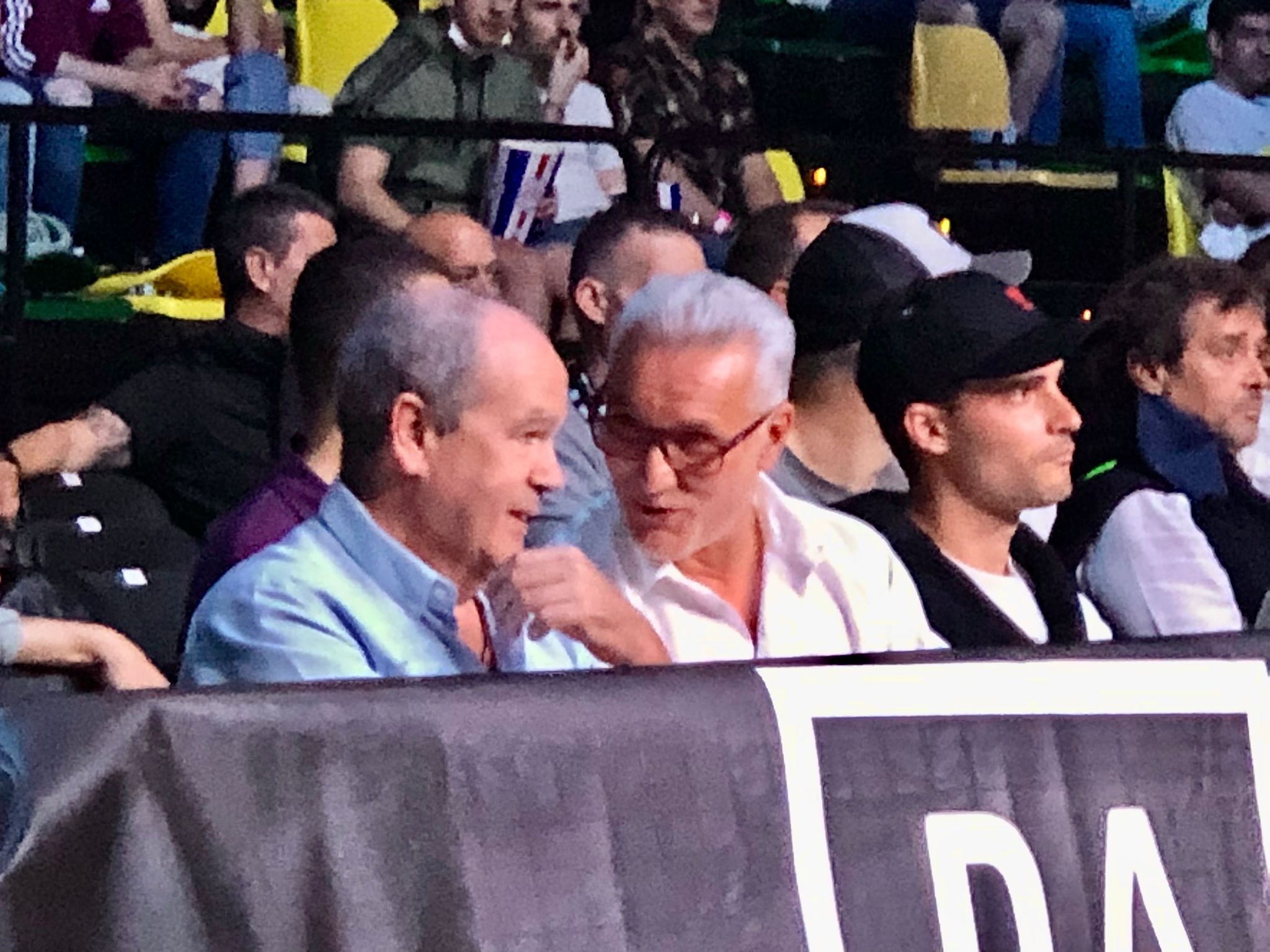 Ricardo Barkala charla con Rubén Uría, segundo de Marcelino, durante la velada de boxeo de Kerman Lejarraga en el Bilbao Arena.