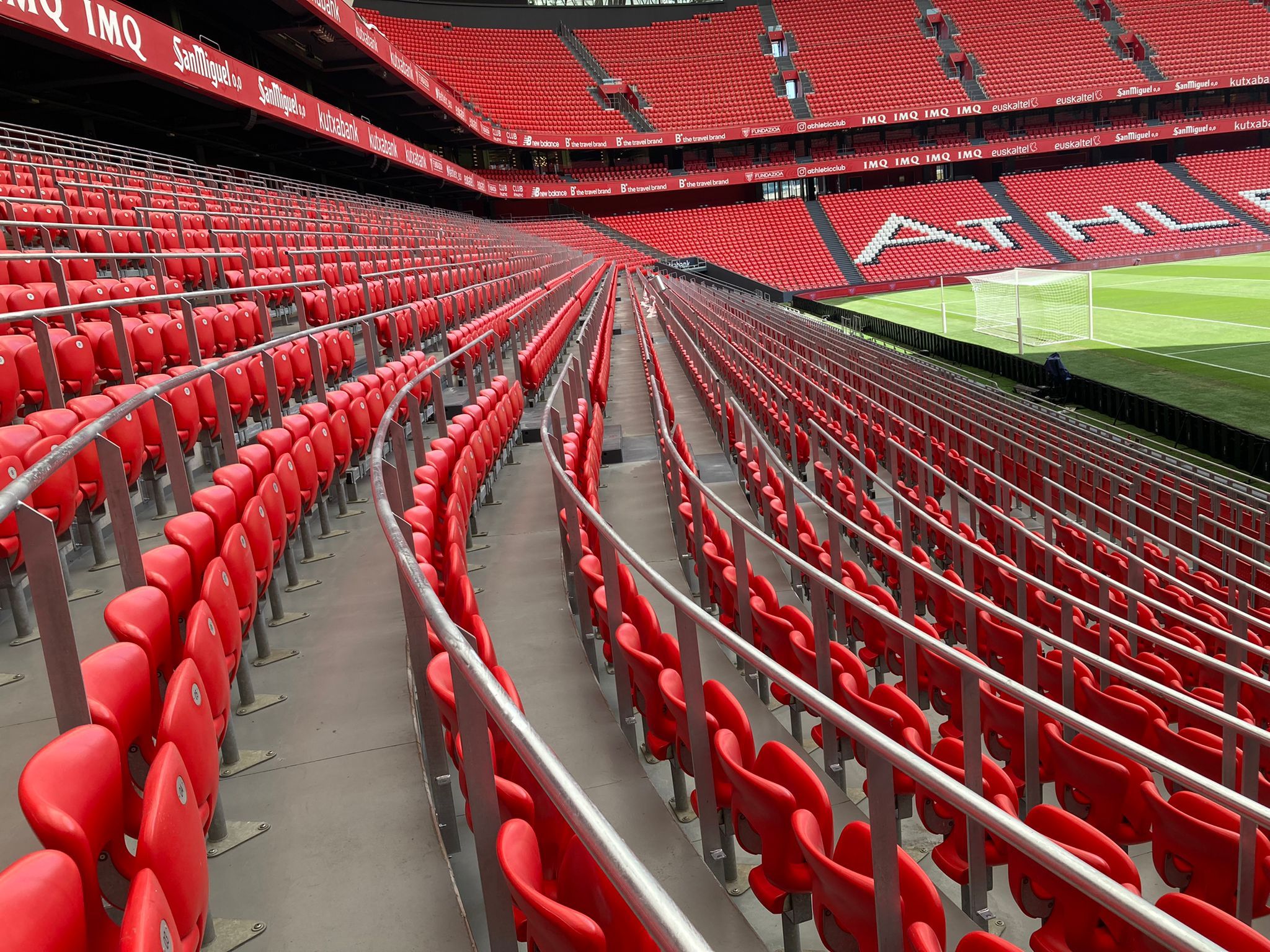  La nueva grada de animación de San Mamés vacía antes de empezar el partido