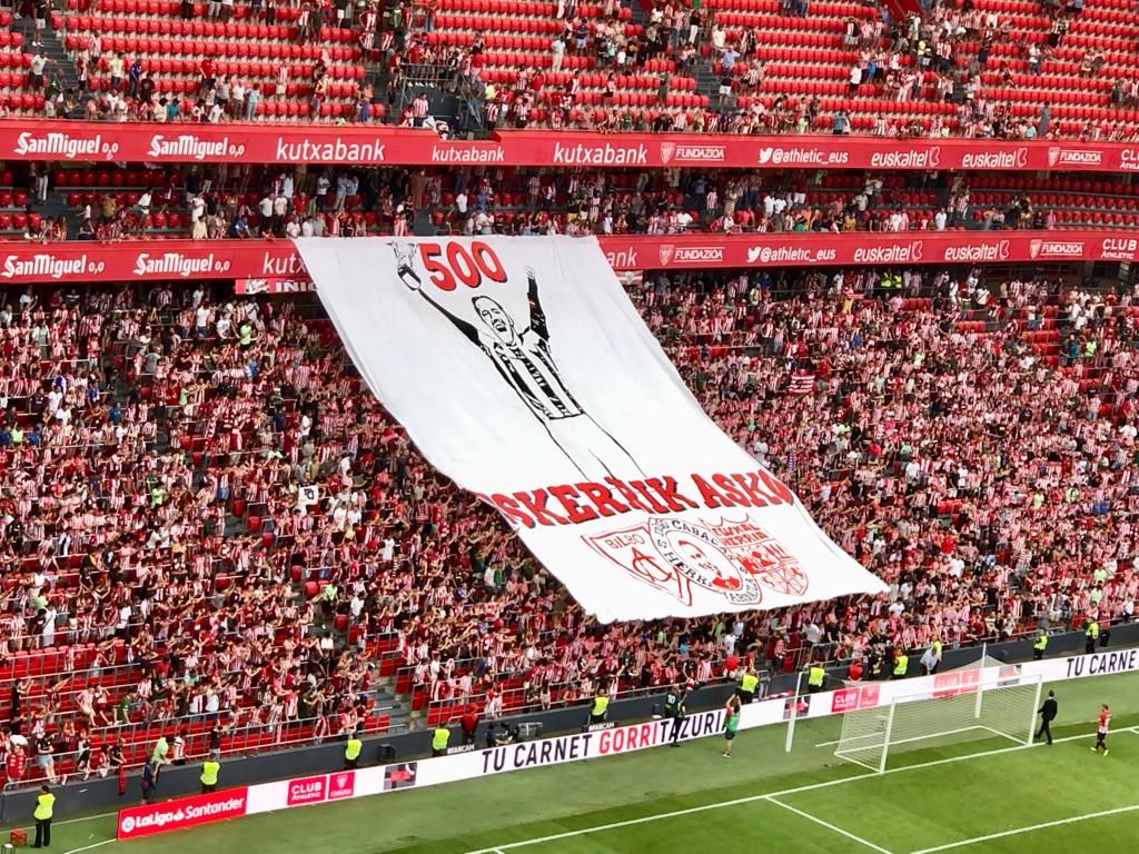  Pancarta de la Grada de Animación de San Mamés para conmemorar el partido 500 de Iker Muniain con el Athletic Club.