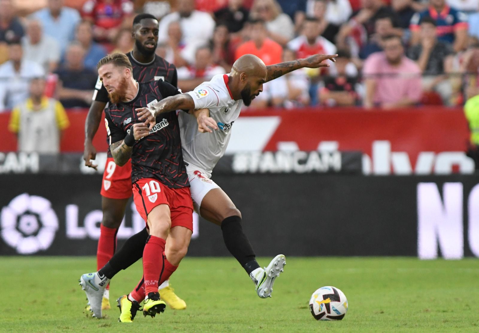  Iker Muniain recibe un golpe de Marcao durante el Sevilla-Athletic.