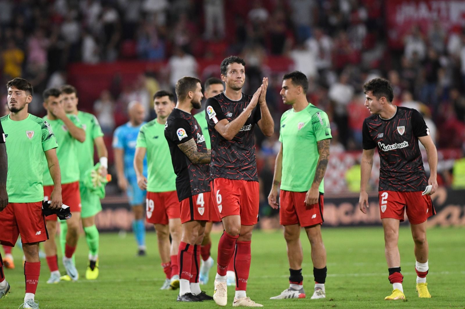  El Athletic aplaude a los aficionados desplazados a Sevilla.
