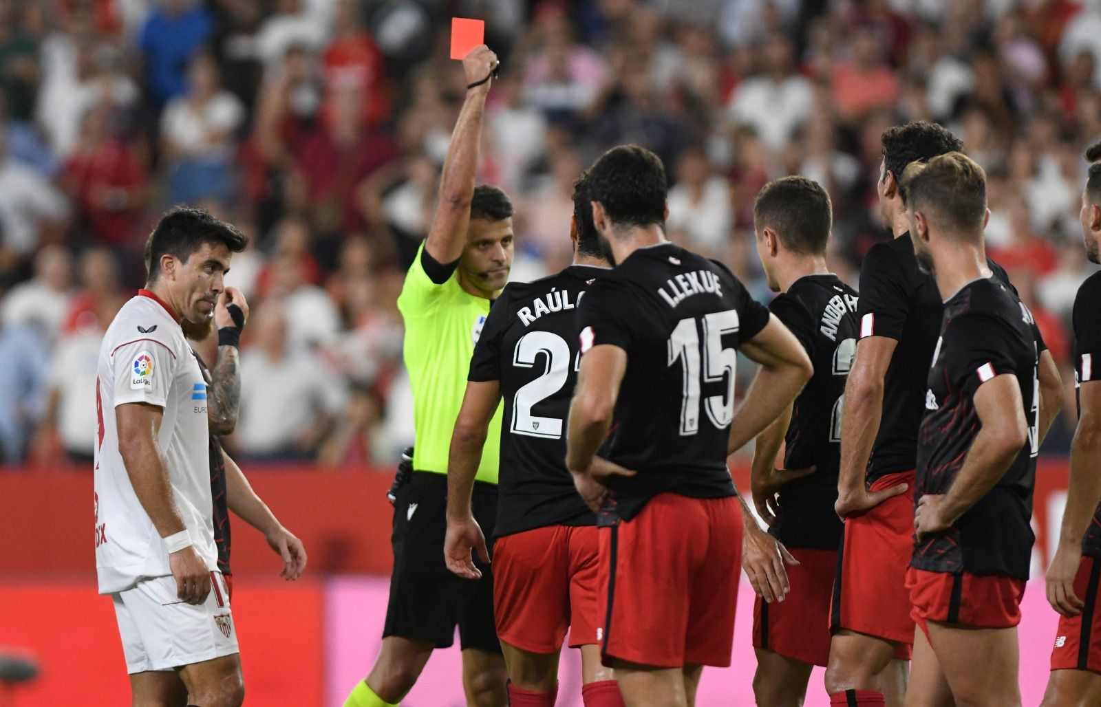 Jesús Gil Manzano expulsa a Ander Herrera durante el Sevilla-Athletic.