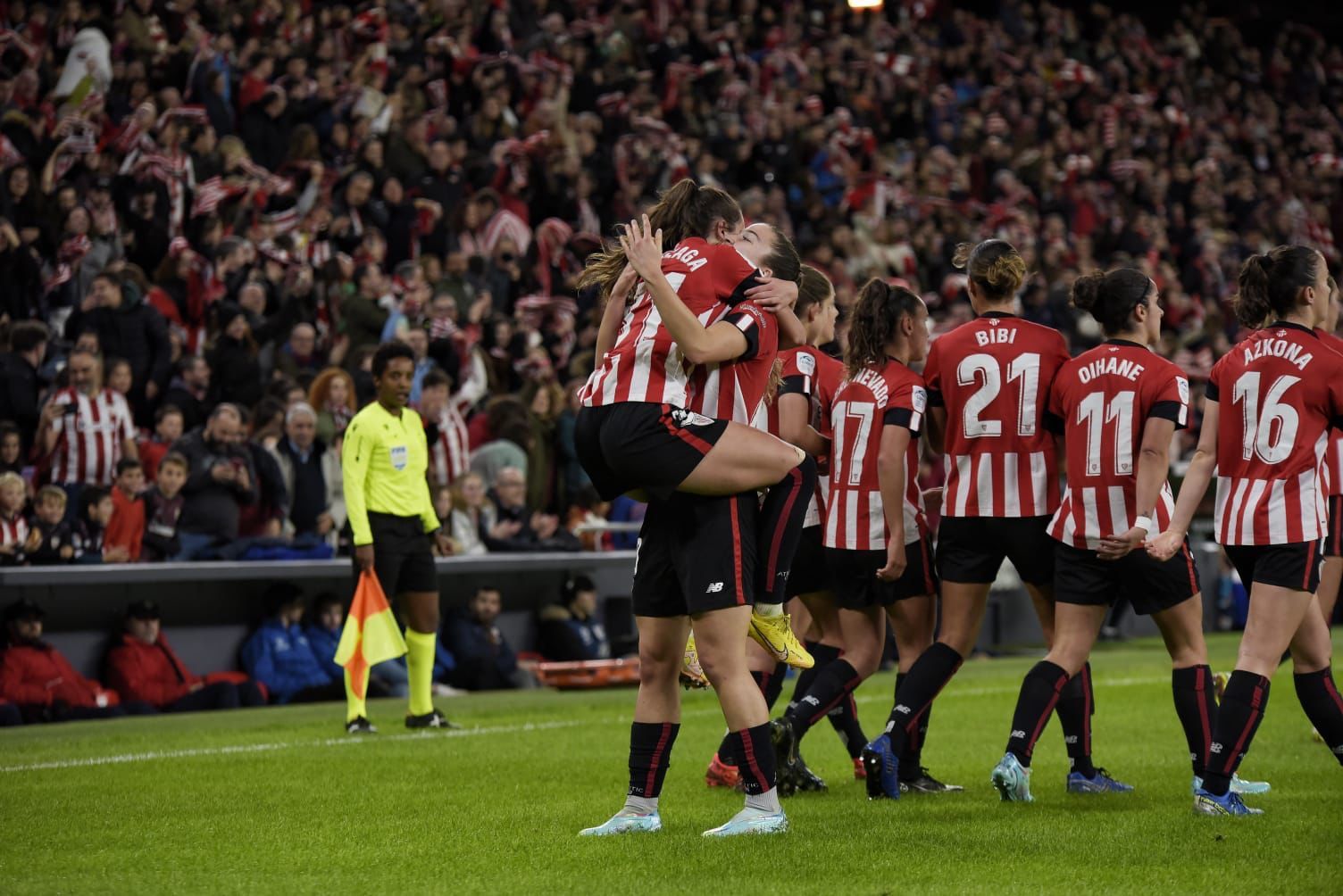 Las jugadoras del Athletic celebran el tanto en el derbi vasco femenino en San Mamés.