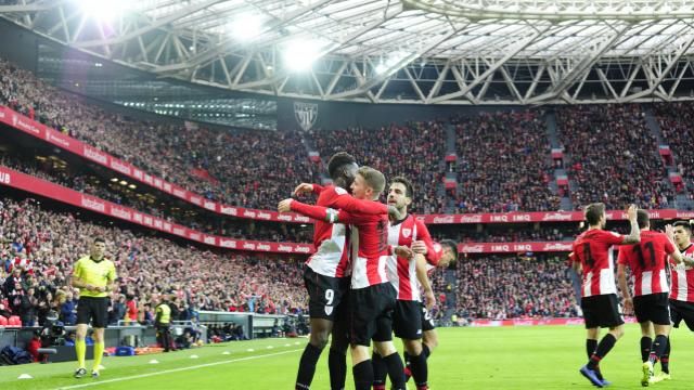  Los 'broders' Iñaki Williams y Muniain fundidos en un abrazo en San Mamés.