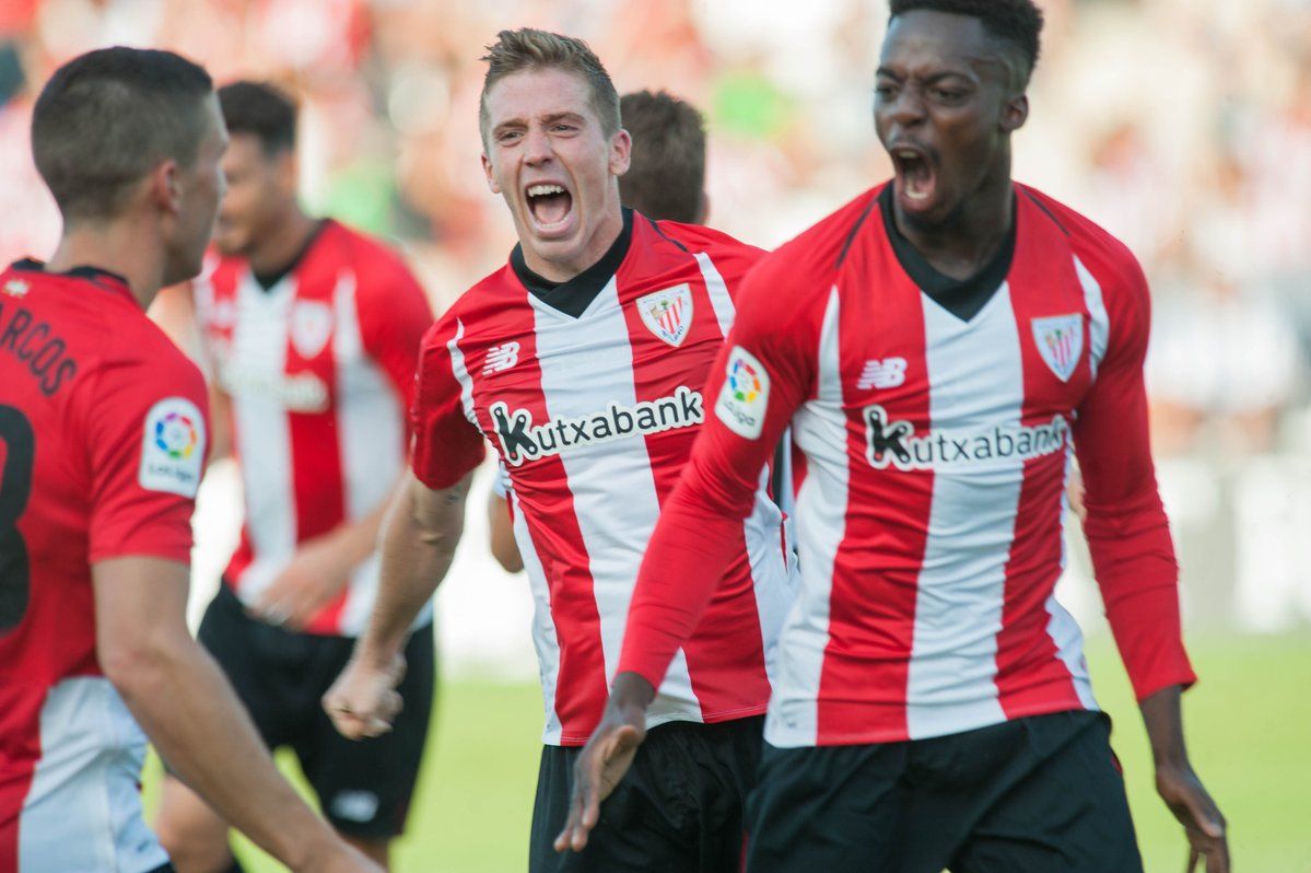  Iñaki Williams celebra su gol en el Stadium Gal de Irun con De Marcos e Iker Muniain.