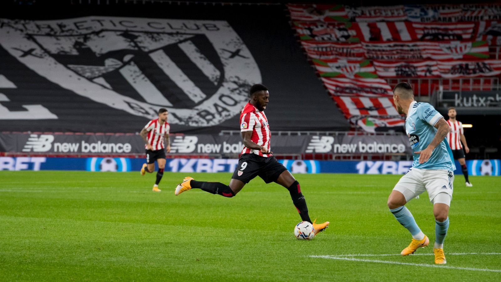  Iñaki Williams centra un balón que supuso una buena oportunidad de Muniain.