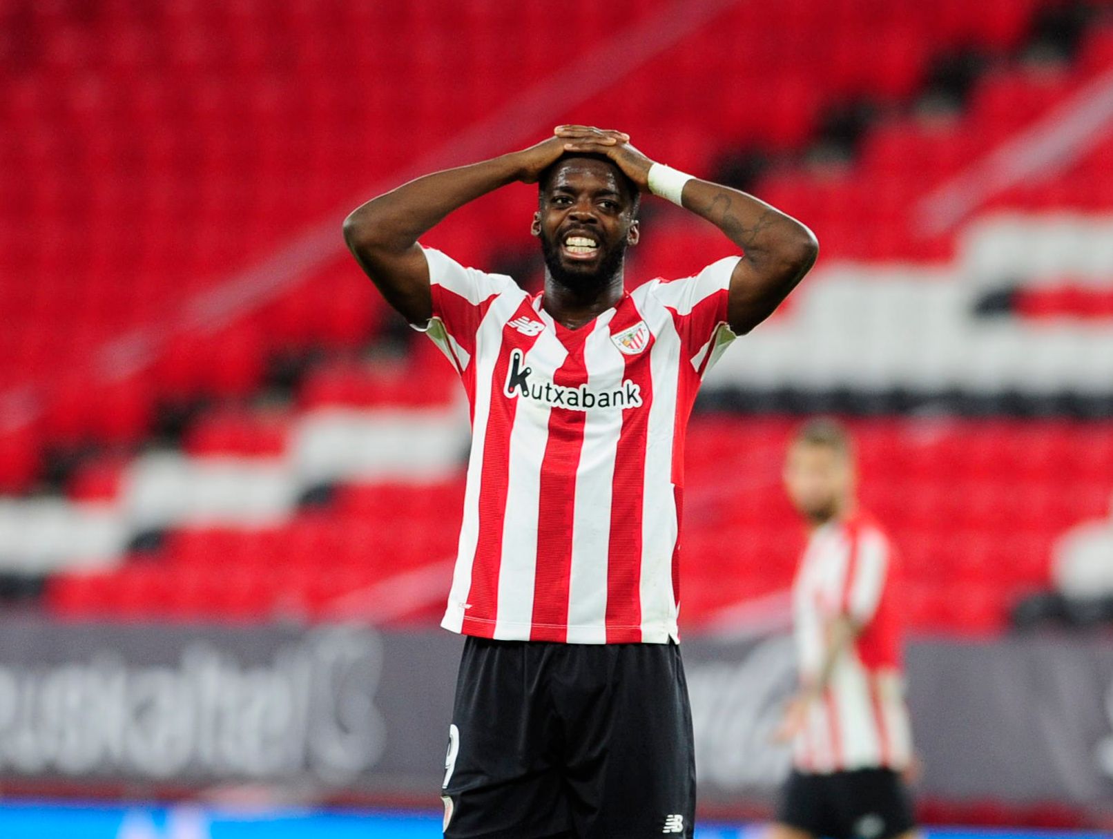  Iñaki Williams se lamenta tras una ocasión perdida en el Athletic-Huesca.