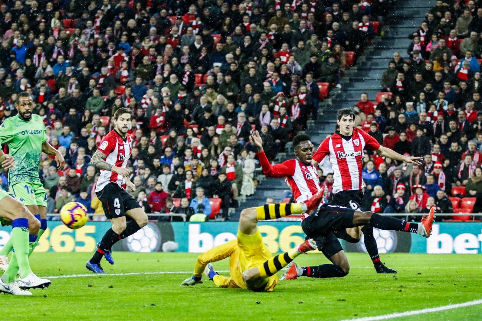  Iñaki Williams no llega a un buen servicio ante el Betis en San Mamés.