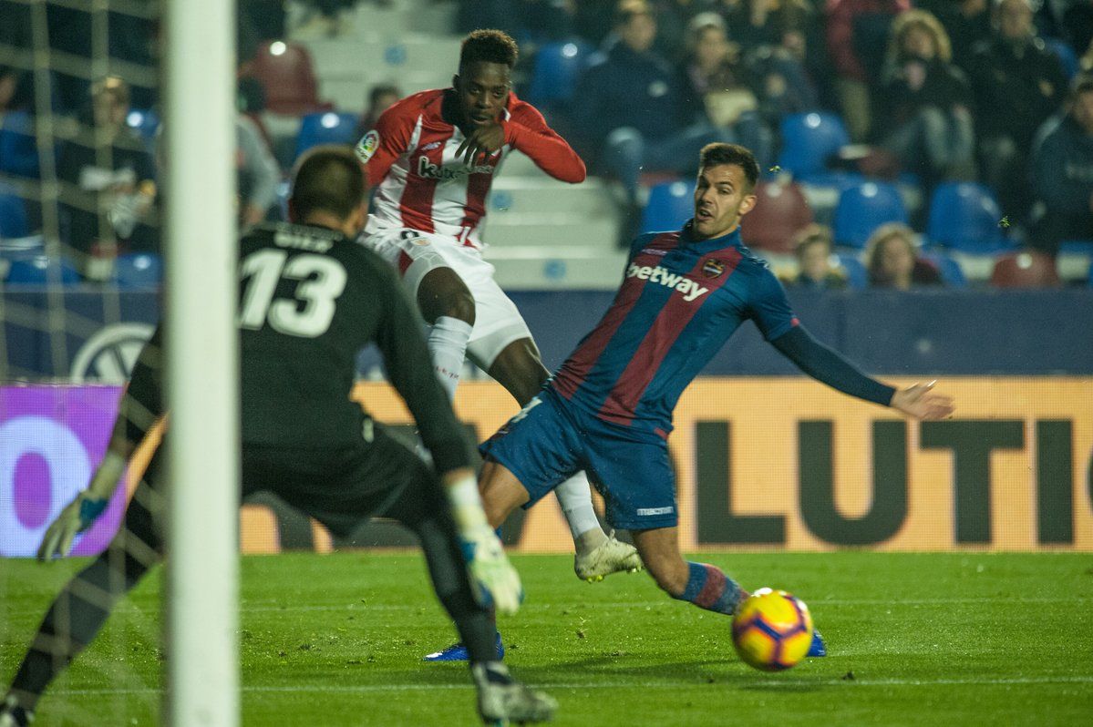  Iñaki Williams en un movimiento acrobático ante Oier en el Ciutat de Valencia