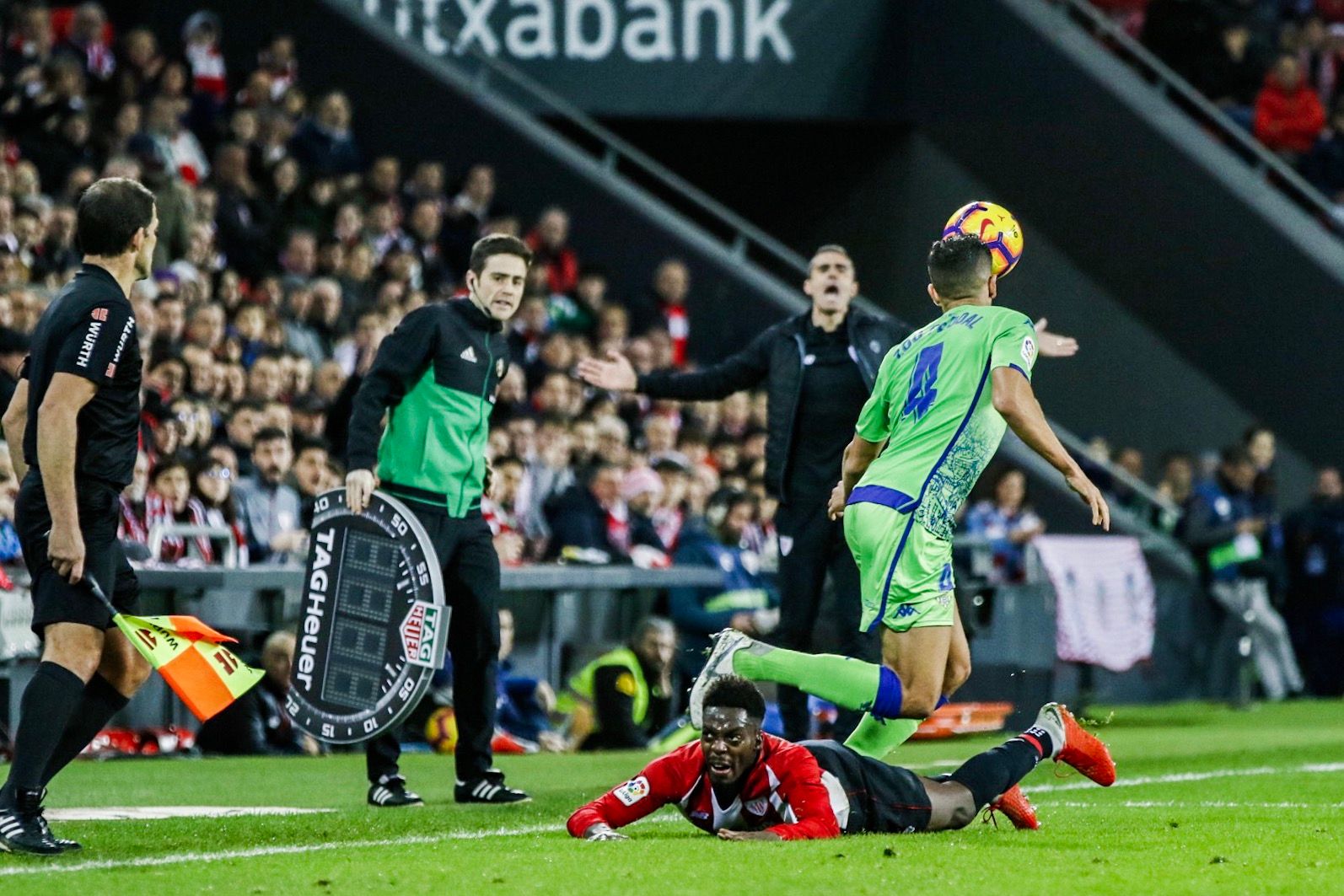 Gaizka Garitano clama por un derribo a Williams ante el Betis.