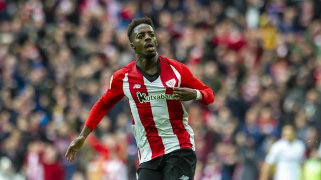  Iñaki Williams se toca el escudo el Sevilla en San Mamés.